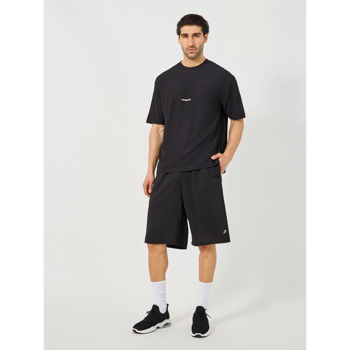 شورت رياضي للتدريب بتداخلات شبكية مزين بشارة-men-clothing-sportswearandactivewear-bottoms-image-2