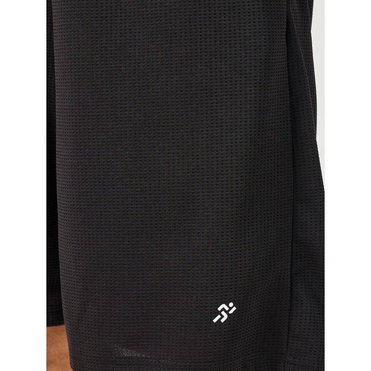 شورت رياضي للتدريب بتداخلات شبكية مزين بشارة-men-clothing-sportswearandactivewear-bottoms-image-4