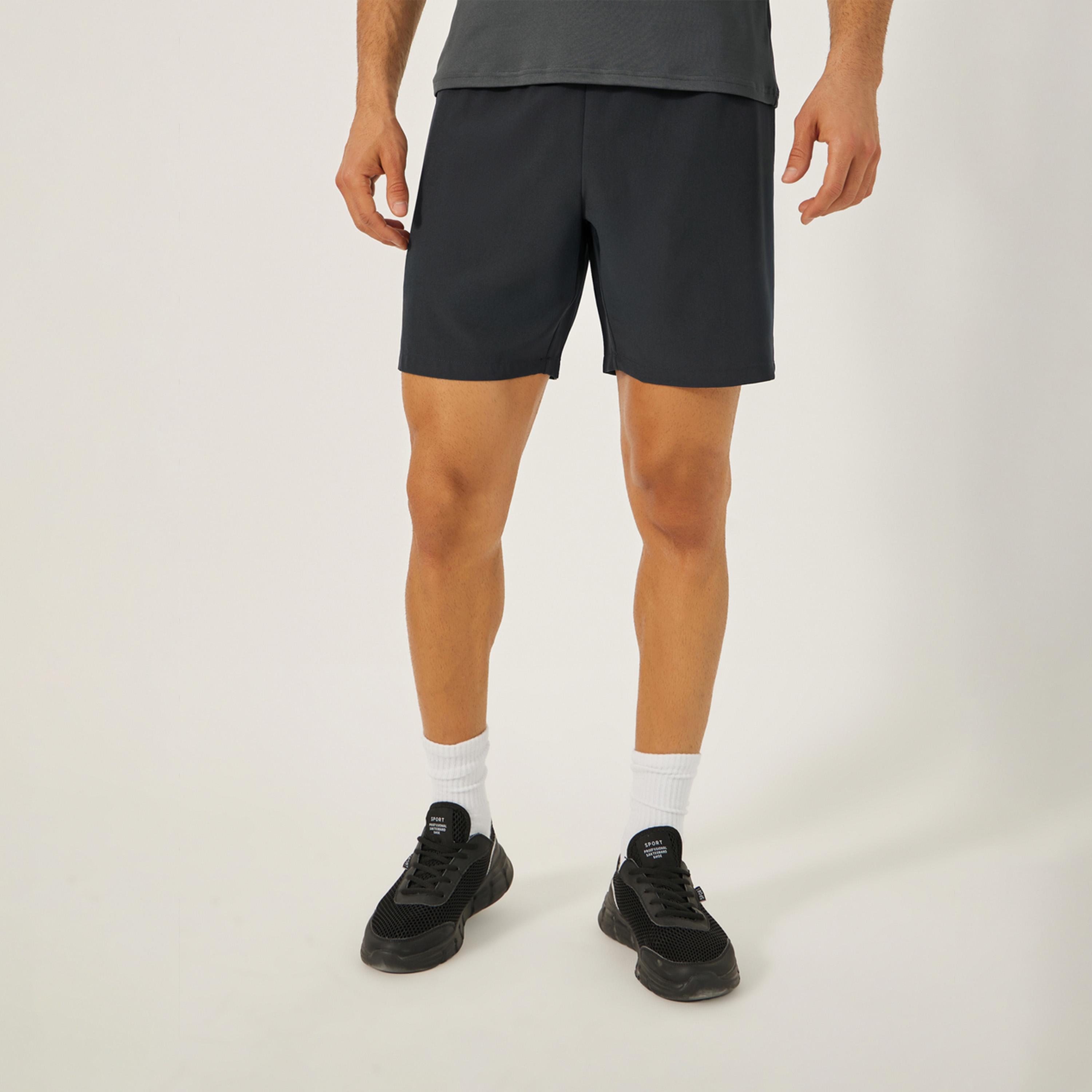 ستايلي - شورت تدريبي بطبعة عاكسة للظهر مع جيوب-men-clothing-sportswearandactivewear-bottoms-shorts-image-1