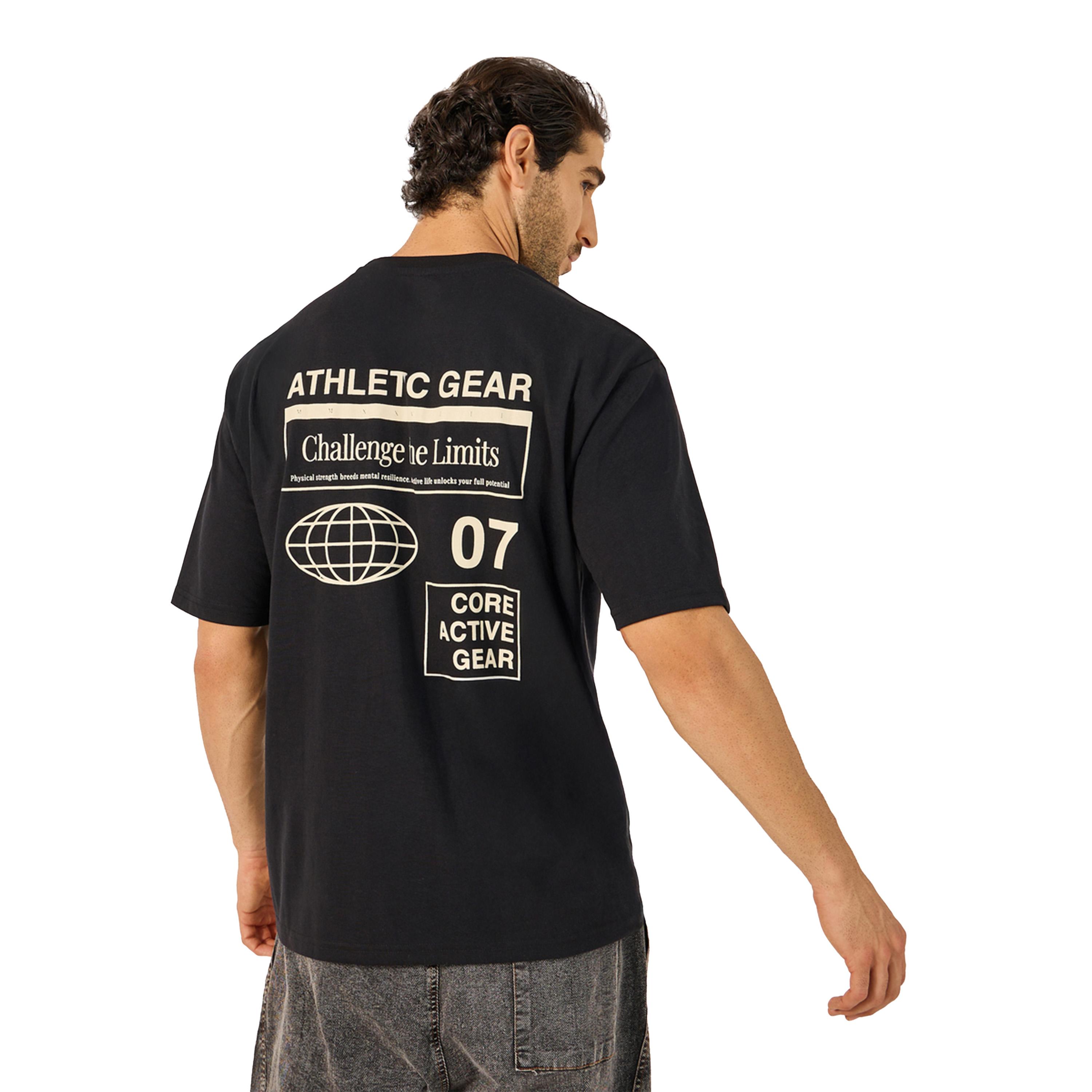 ستايلي - تي شيرت كبير الحجم بطبعة جرافيكية ورقبة دائرية-men-clothing-sportswearandactivewear-tshirtsandpolos-image-2