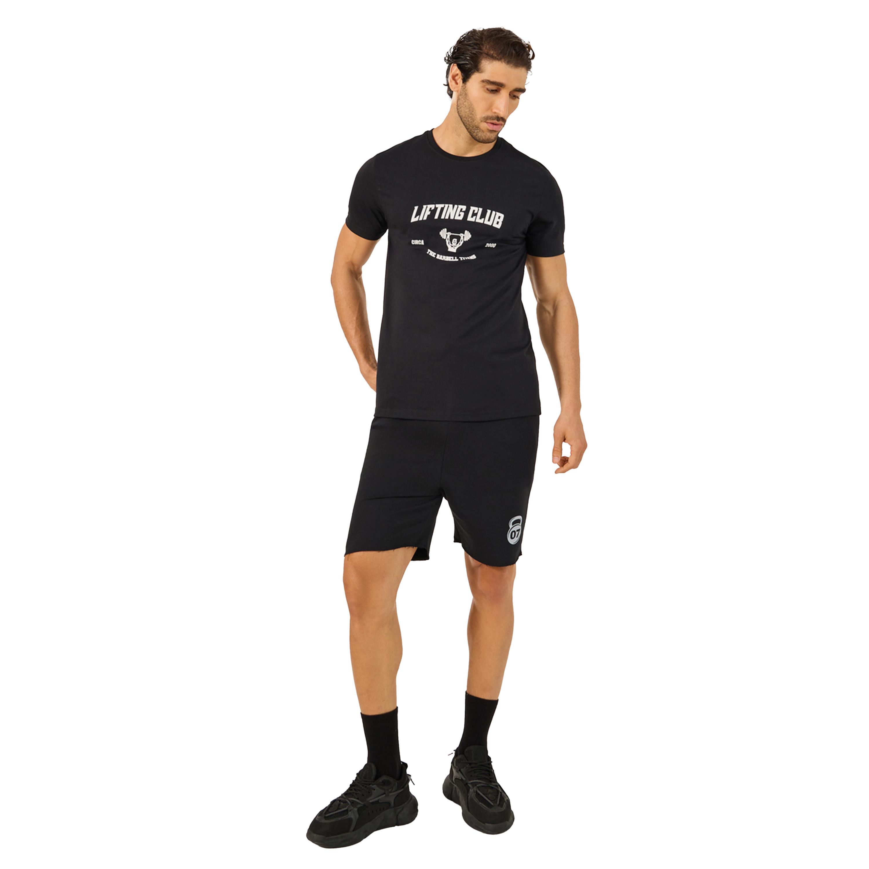 ستايلي - تي شيرت بقصّة عادية ورقبة دائرية وطبعة جرافيكية-men-clothing-sportswearandactivewear-tshirtsandpolos-image-2