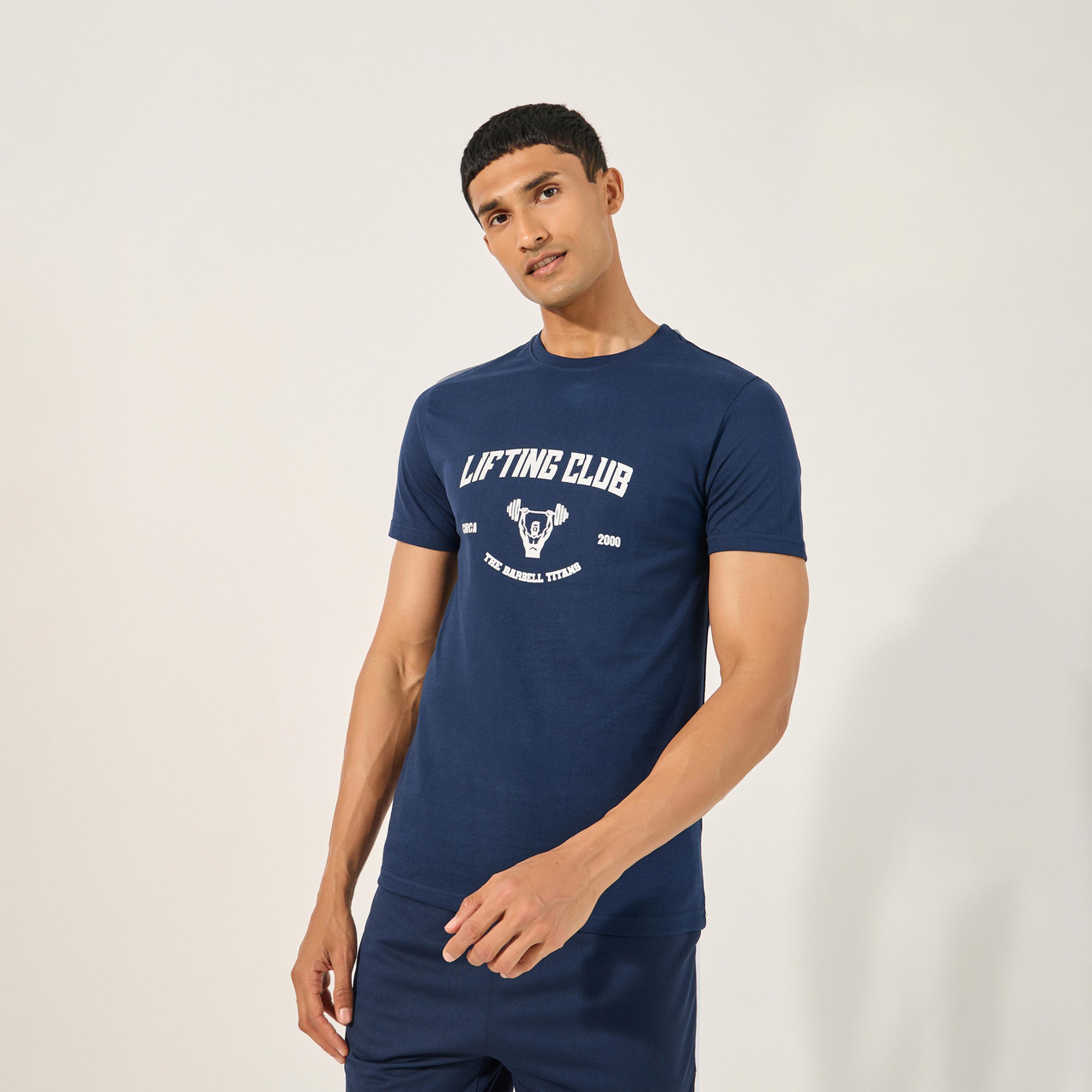 ستايلي-  تي شيرت برقبة دائرية وطبعة جرافيك بمقاس عادي-men-clothing-sportswearandactivewear-tshirtsandpolos-image-1