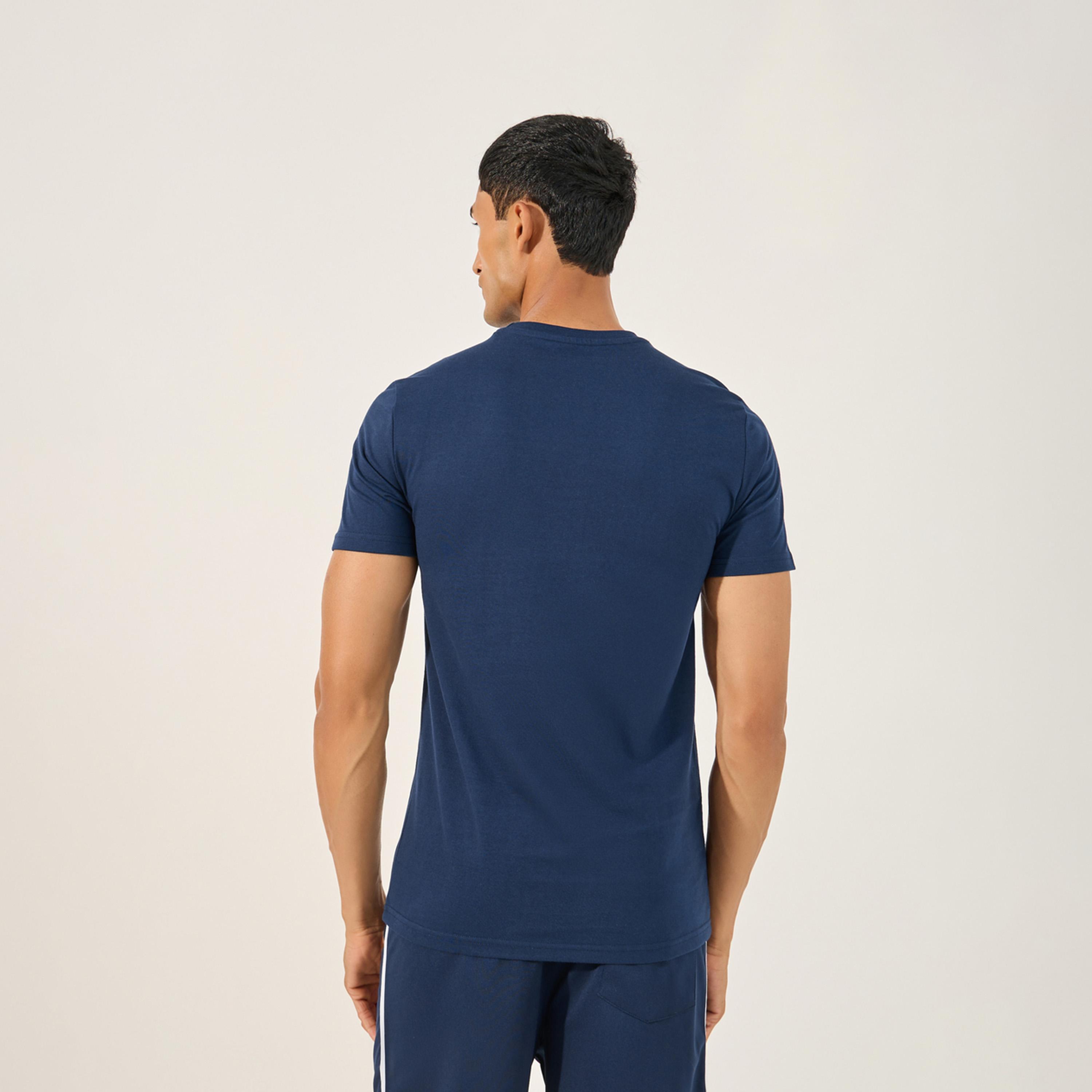ستايلي-  تي شيرت برقبة دائرية وطبعة جرافيك بمقاس عادي-men-clothing-sportswearandactivewear-tshirtsandpolos-image-4