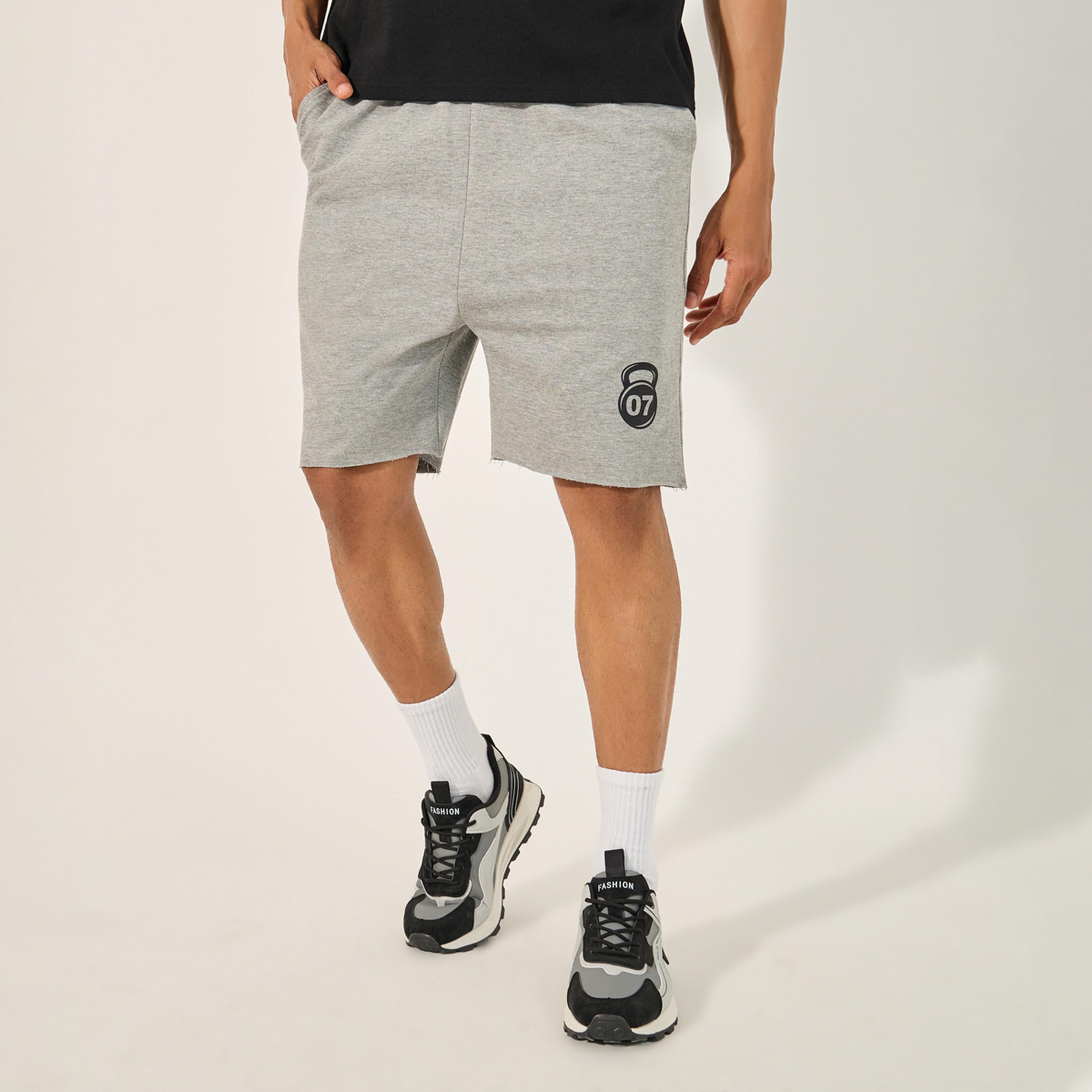 ستايلي - شورت بطبعة جرافيكية وحافة منسلة-men-clothing-sportswearandactivewear-bottoms-shorts-image-4