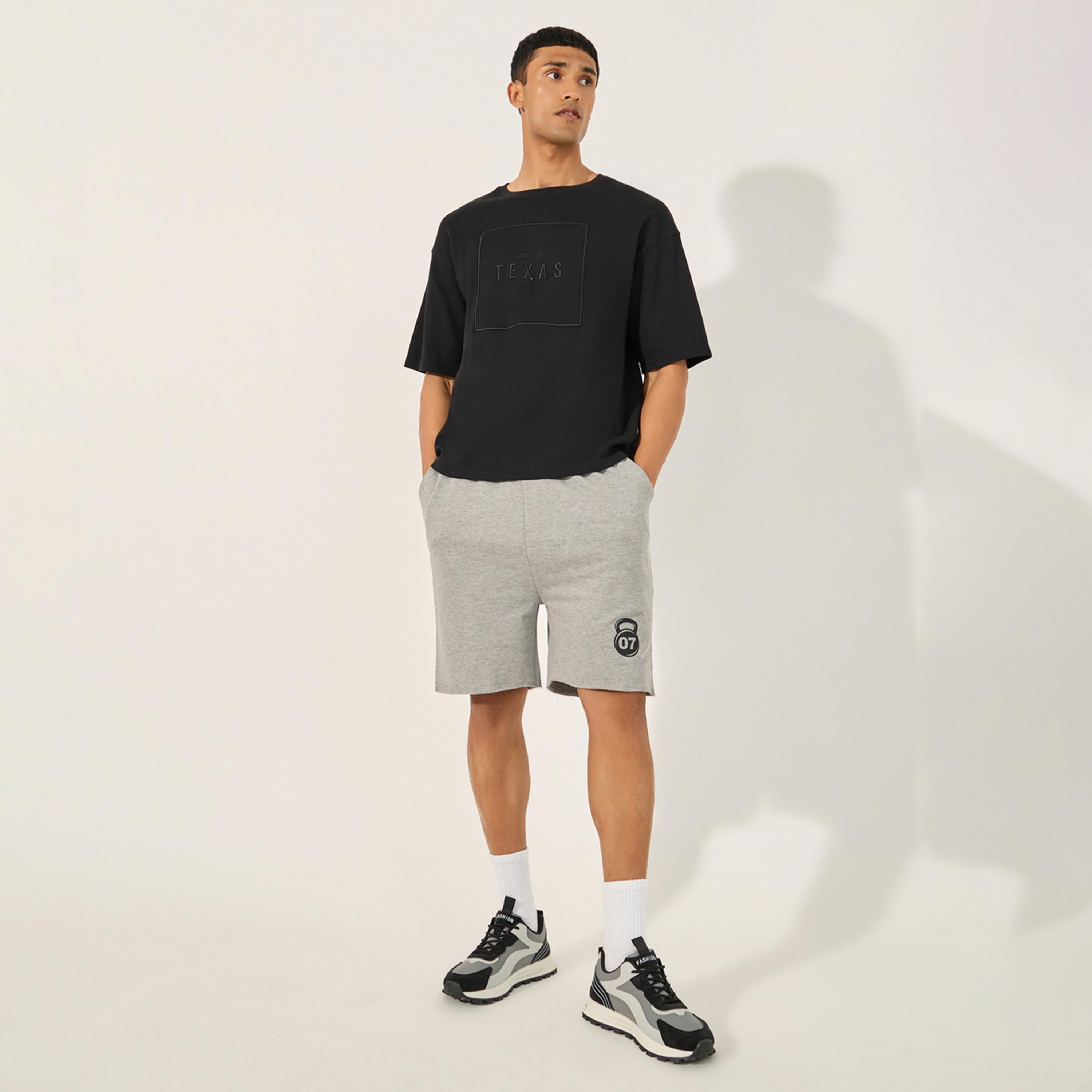 ستايلي - شورت بطبعة جرافيكية وحافة منسلة-men-clothing-sportswearandactivewear-bottoms-shorts-image-3