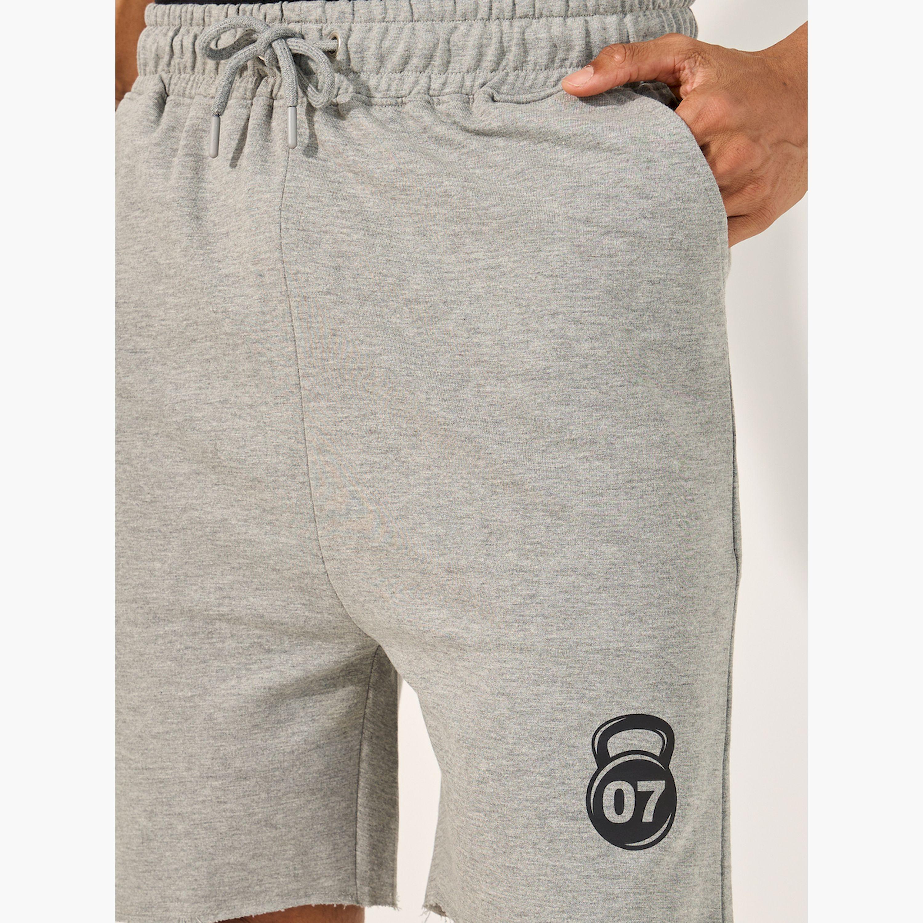 ستايلي - شورت بطبعة جرافيكية وحافة منسلة-men-clothing-sportswearandactivewear-bottoms-shorts-image-2