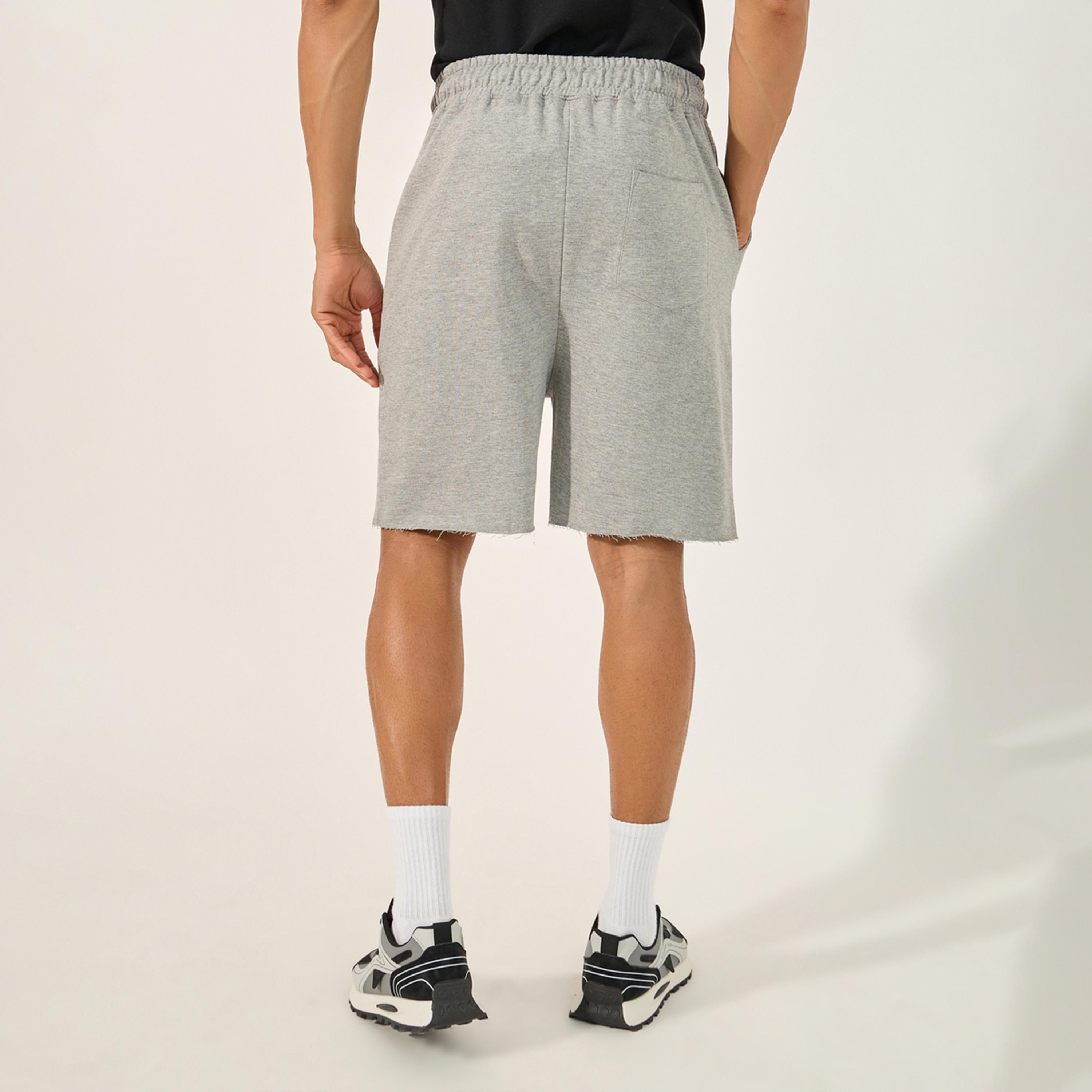 ستايلي - شورت بطبعة جرافيكية وحافة منسلة-men-clothing-sportswearandactivewear-bottoms-shorts-image-1