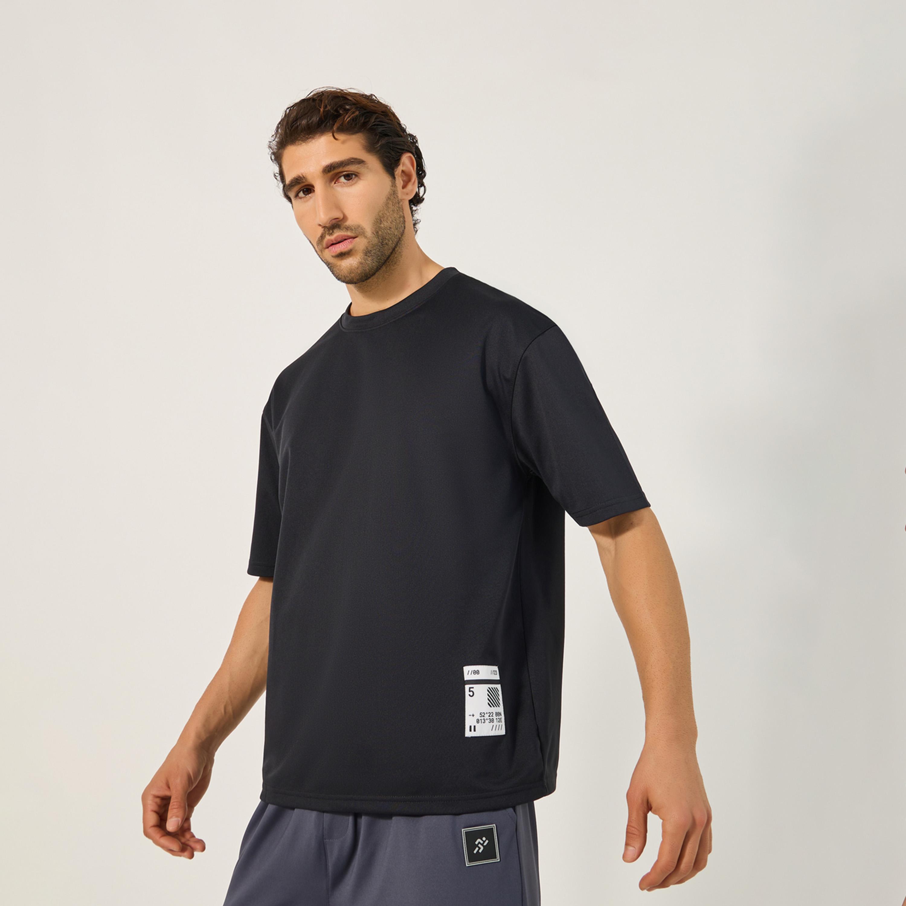 ستايلي - تي شيرترياضي خفيف الوزن للغاية بتفاصيل شارة محببة-men-clothing-sportswearandactivewear-tshirtsandpolos-image-1
