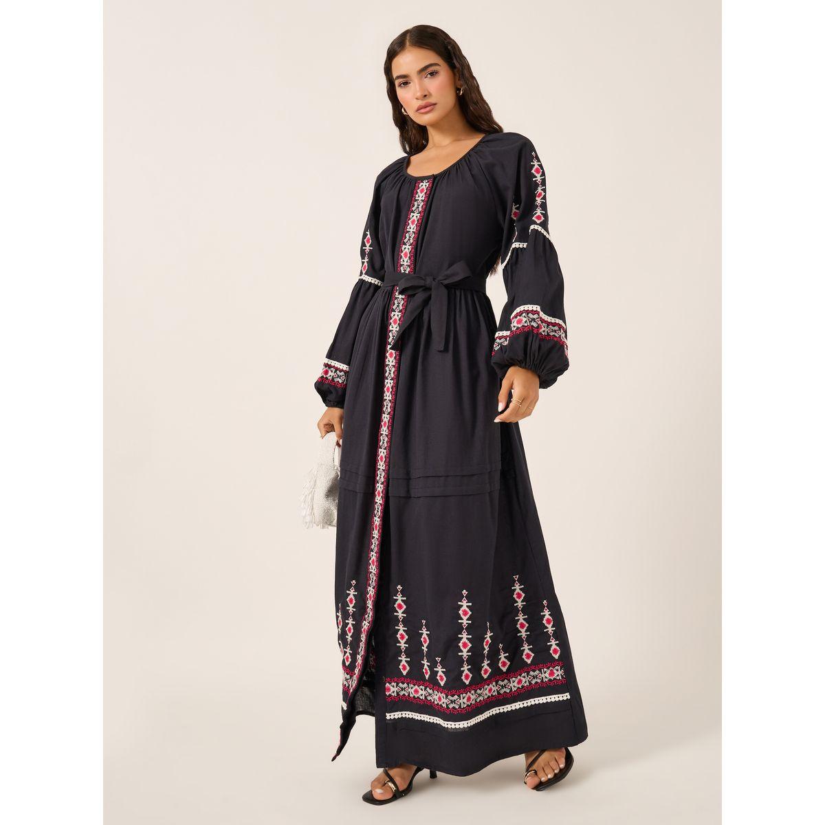 فستان طويل بتفاصيل مُطرّزة وأكمام طويلة-women-clothing-dresses-image-1