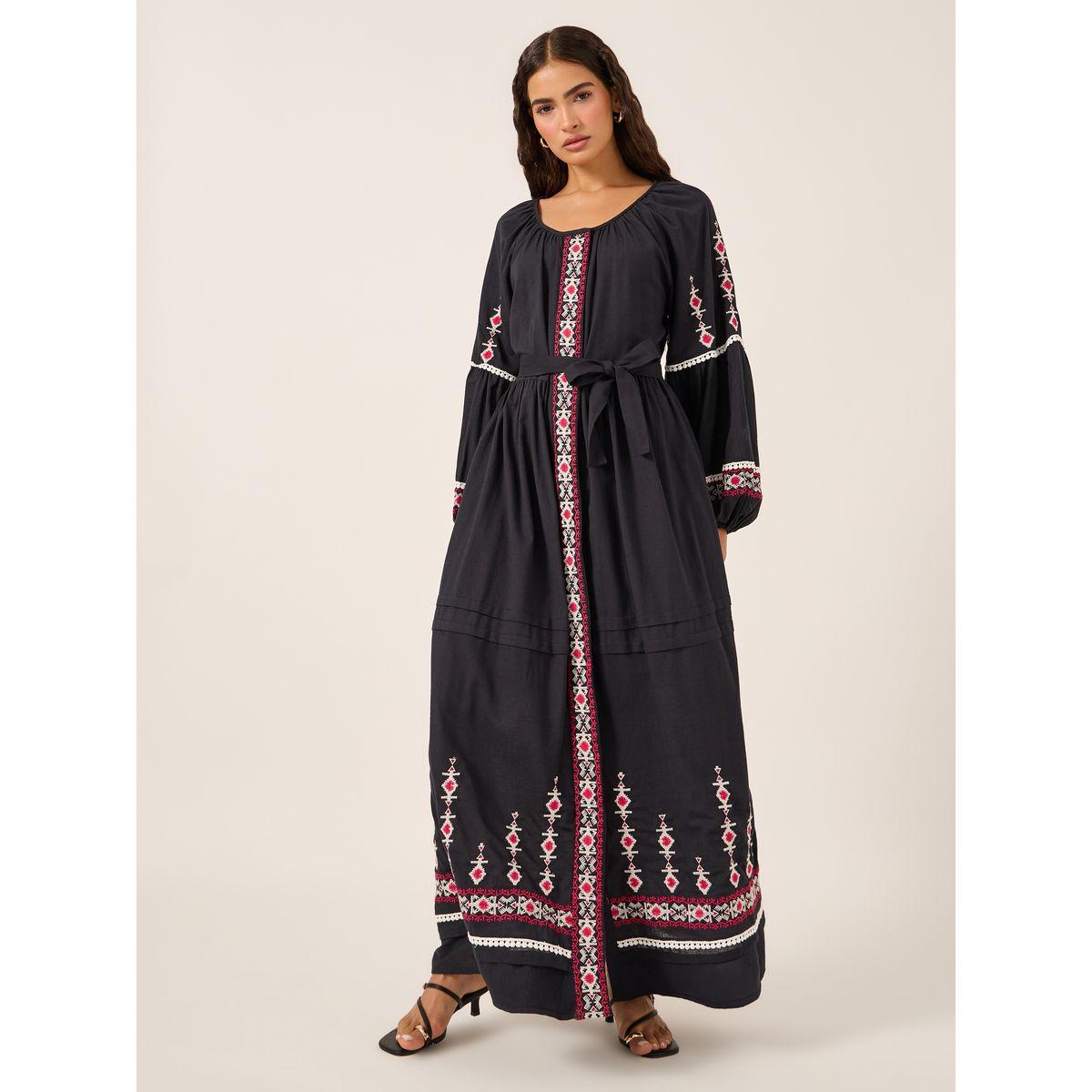 فستان طويل بتفاصيل مُطرّزة وأكمام طويلة-women-clothing-dresses-image-2