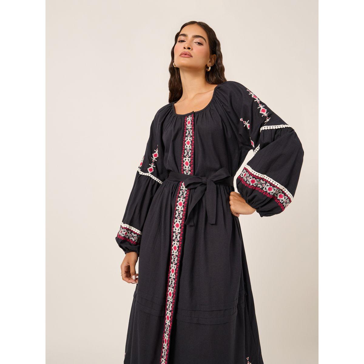 فستان طويل بتفاصيل مُطرّزة وأكمام طويلة-women-clothing-dresses-image-3