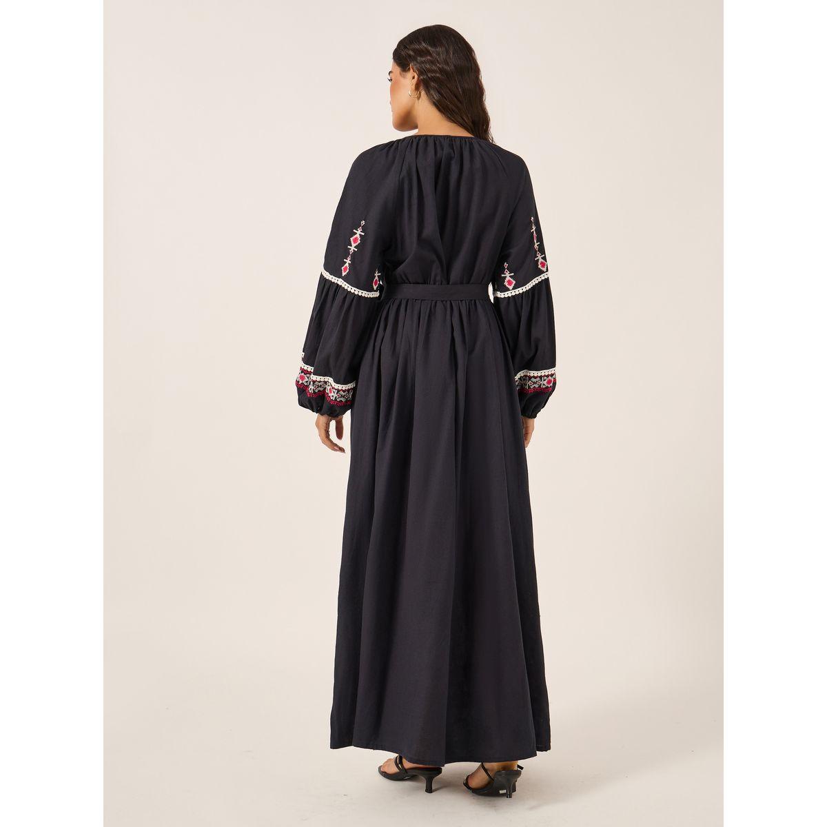 فستان طويل بتفاصيل مُطرّزة وأكمام طويلة-women-clothing-dresses-image-5