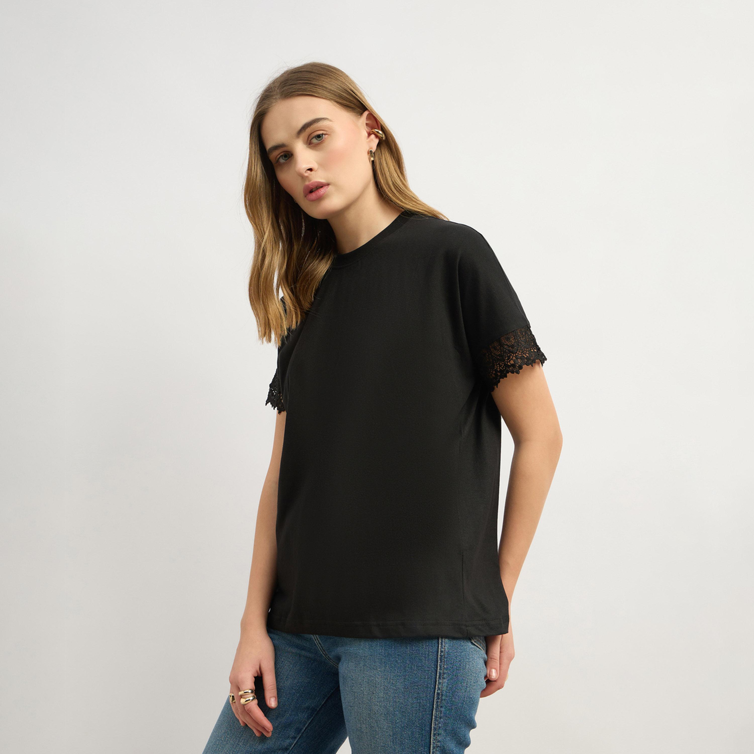 ستايلي - تي شيرت سادة بياقة دائرية وقصّة مربعة مع تفاصيل حواف من الدانتيل-women-clothing-tshirts-image-3