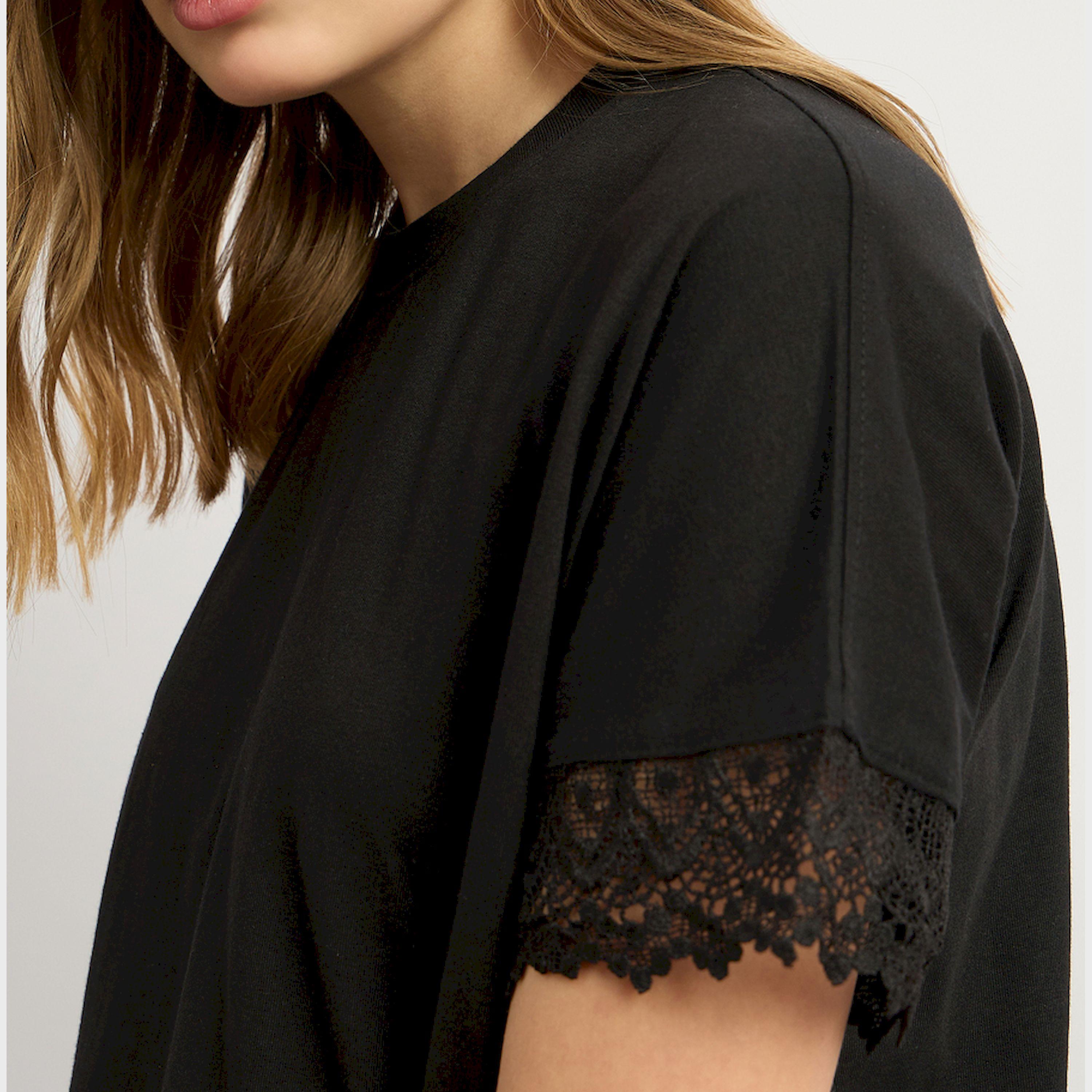 ستايلي - تي شيرت سادة بياقة دائرية وقصّة مربعة مع تفاصيل حواف من الدانتيل-women-clothing-tshirts-image-4