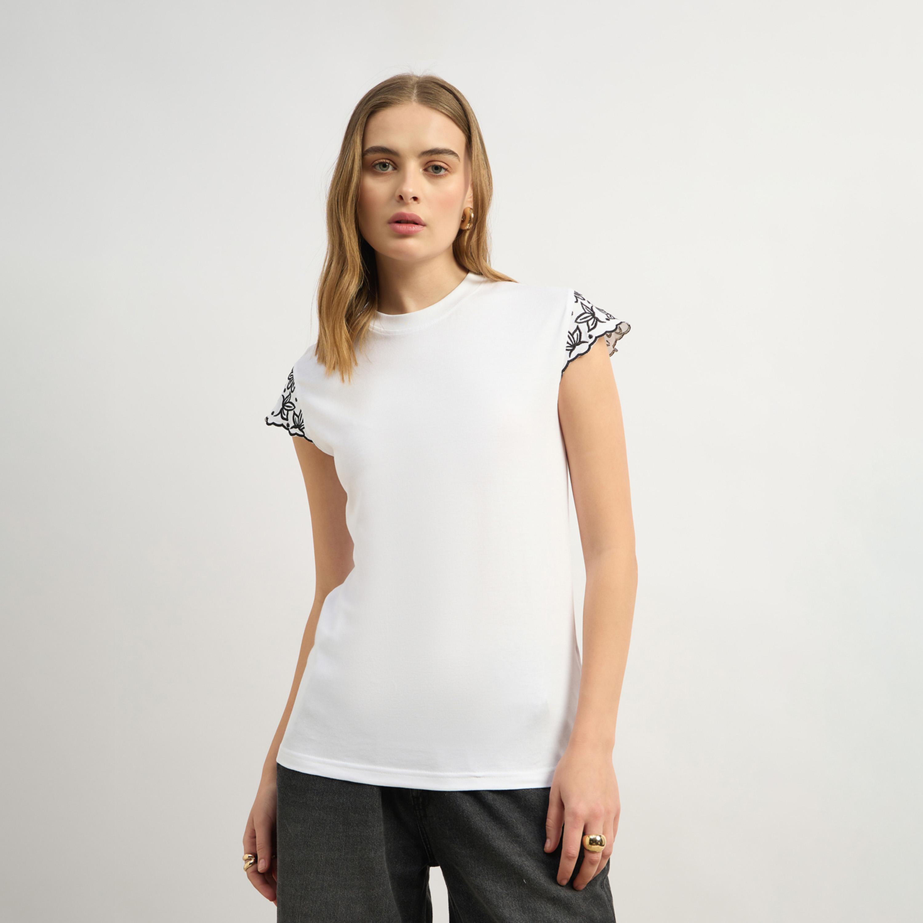 ستايلي - تي شيرت مطرز بأكمام قصيرة ورقبة دائرية-women-clothing-tshirts-image-2