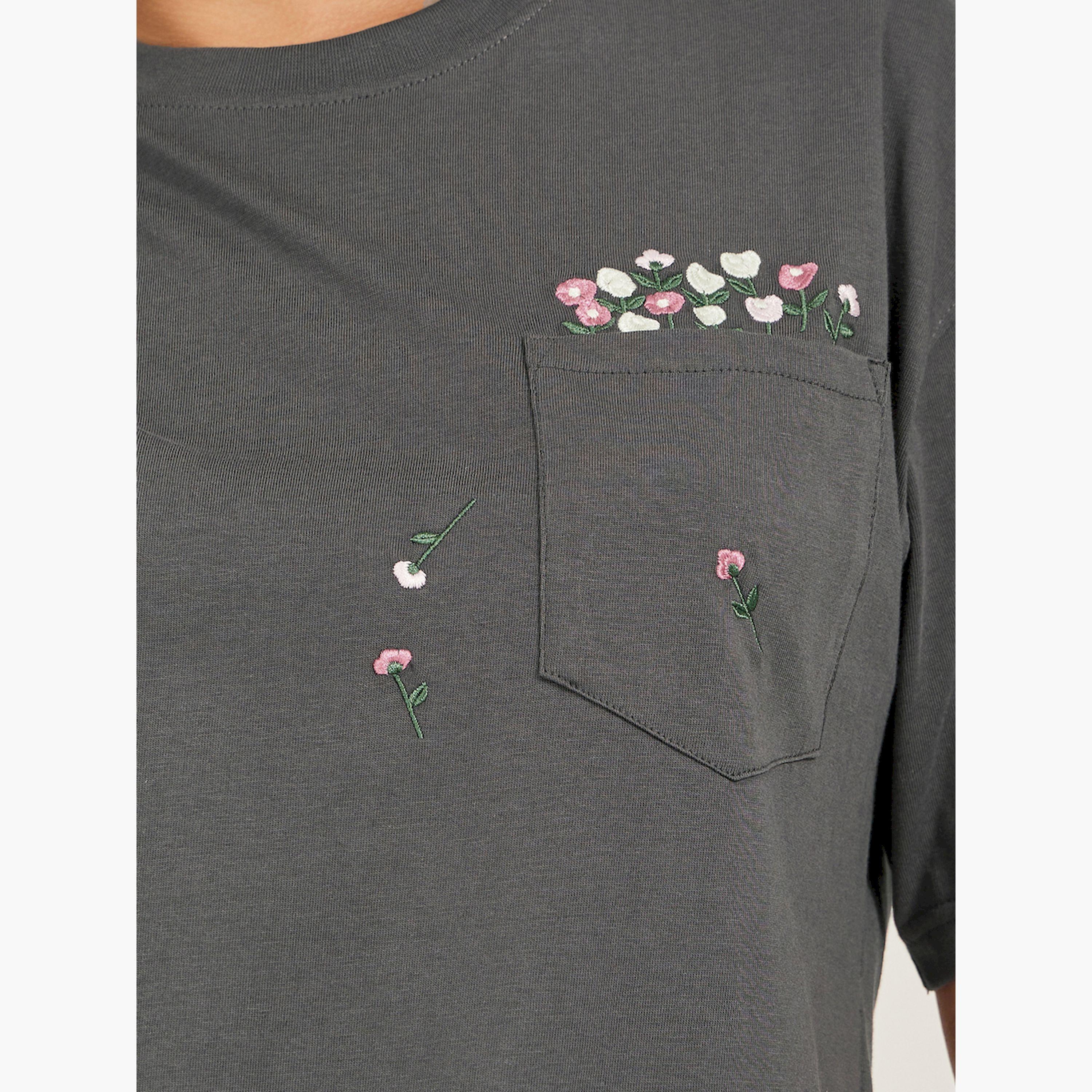 ستايلي - تي شيرت كبير الحجم برقبة دائرية وجيب مطرز-women-clothing-tshirts-image-4