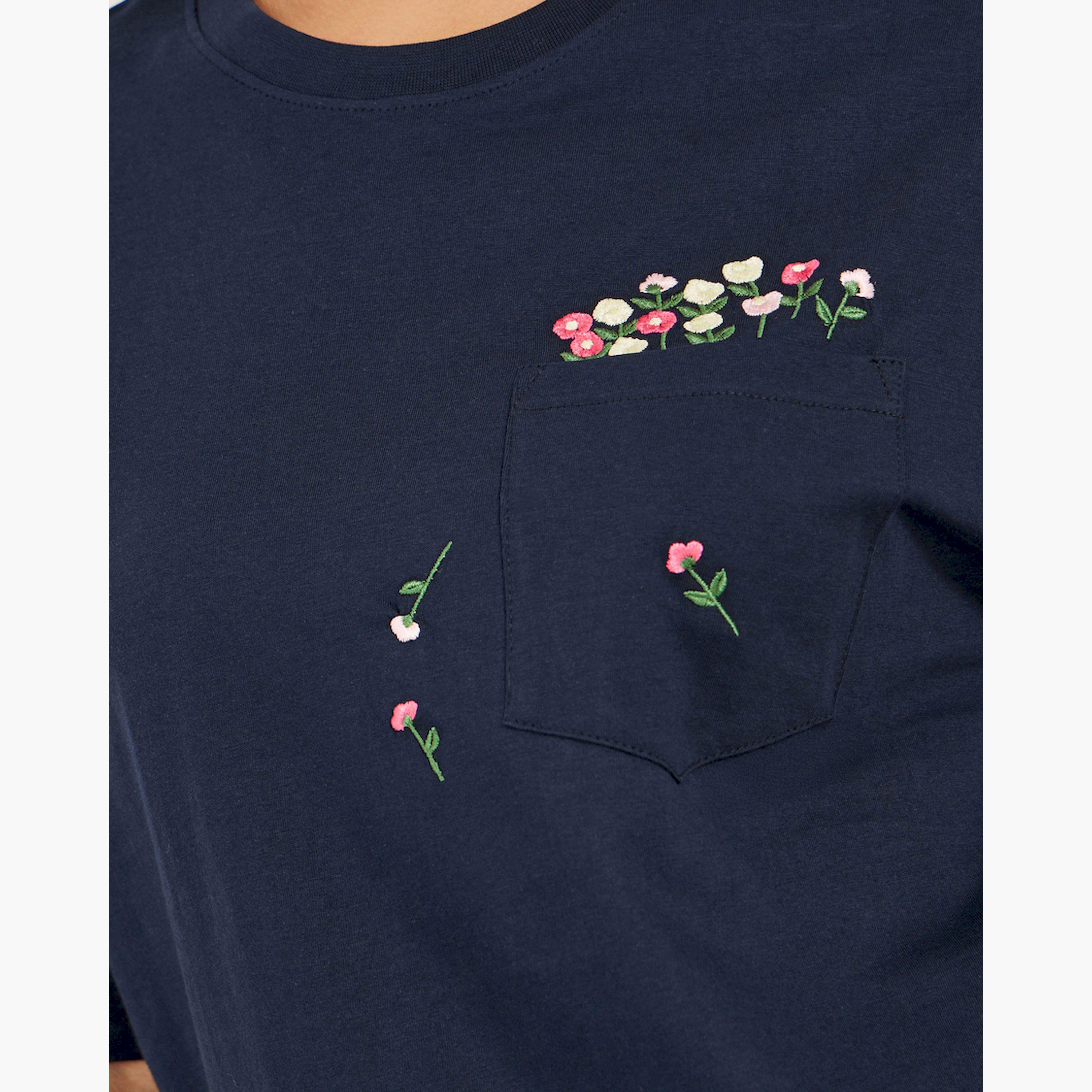 ستايلي - تي شيرت مورد ومطرز بقصّة عادية مع جيب-women-clothing-tshirts-image-4