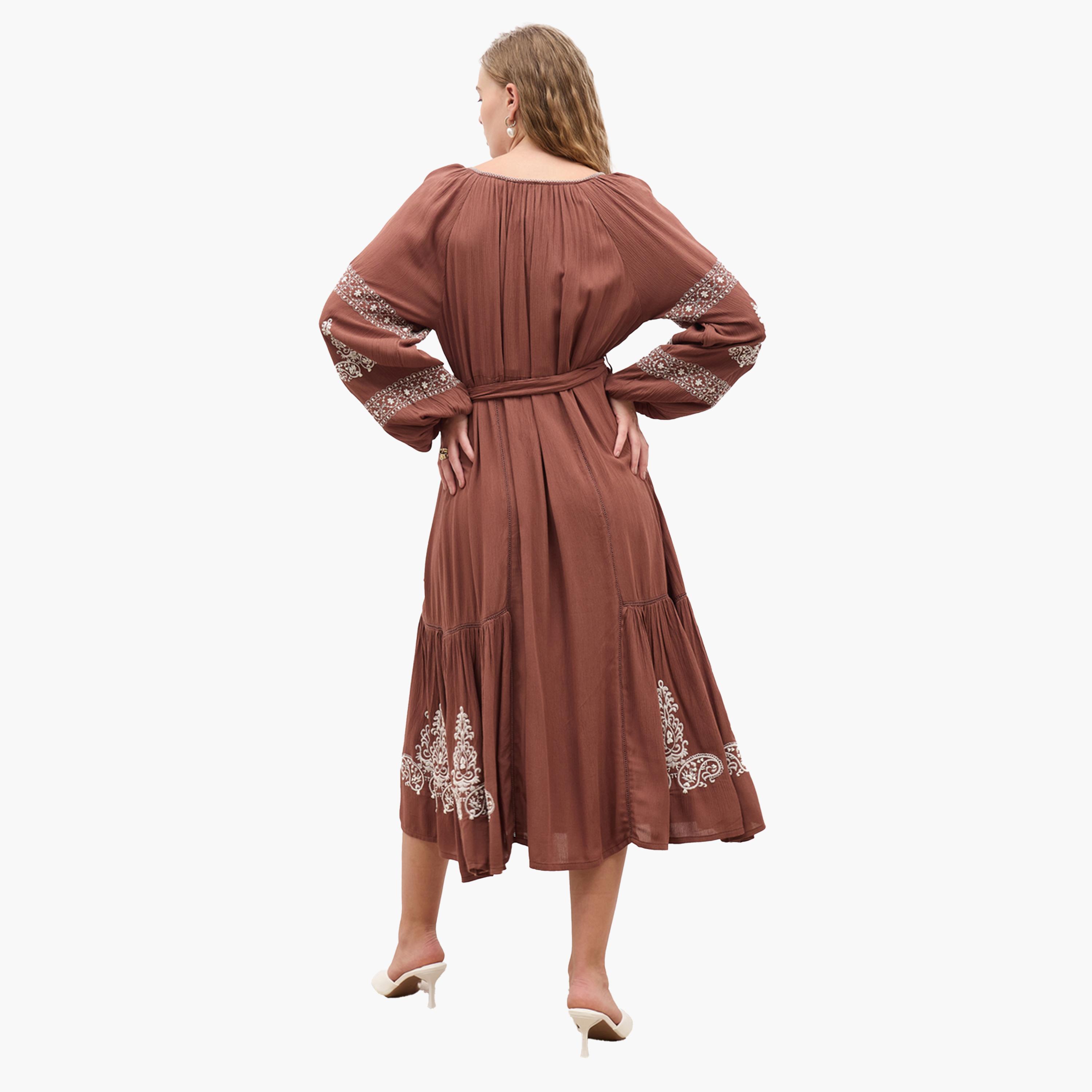 ستايلي-  فستان ميدي مطرز بأكمام طويلة قصة حرف A مع تفاصيل ربطة عنق-women-clothing-dresses-image-5