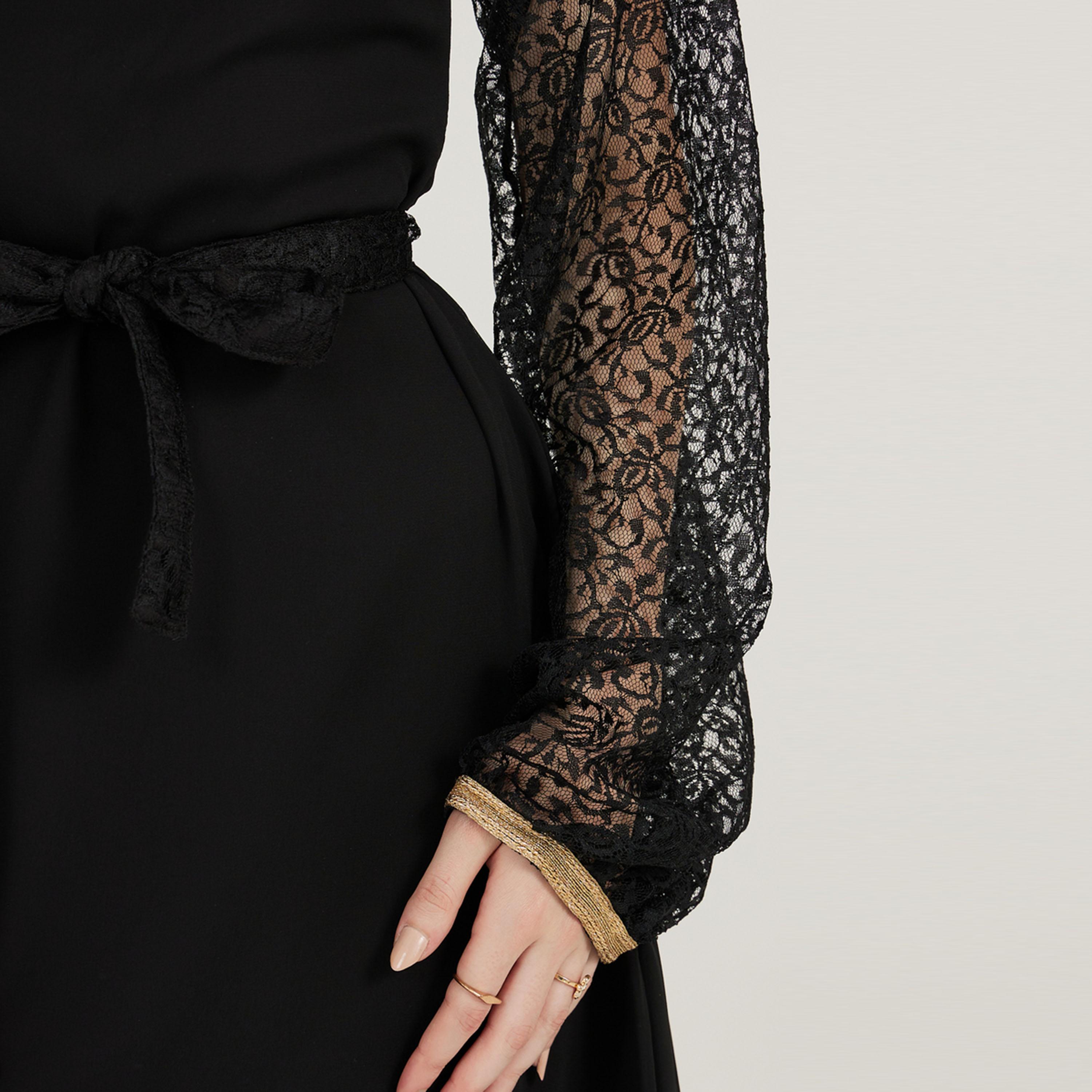 فستان طويل بحافة واسعة ودانتيل ماكسيم كرييشن × ستايلي-women-arabicclothing-kaftan-image-5