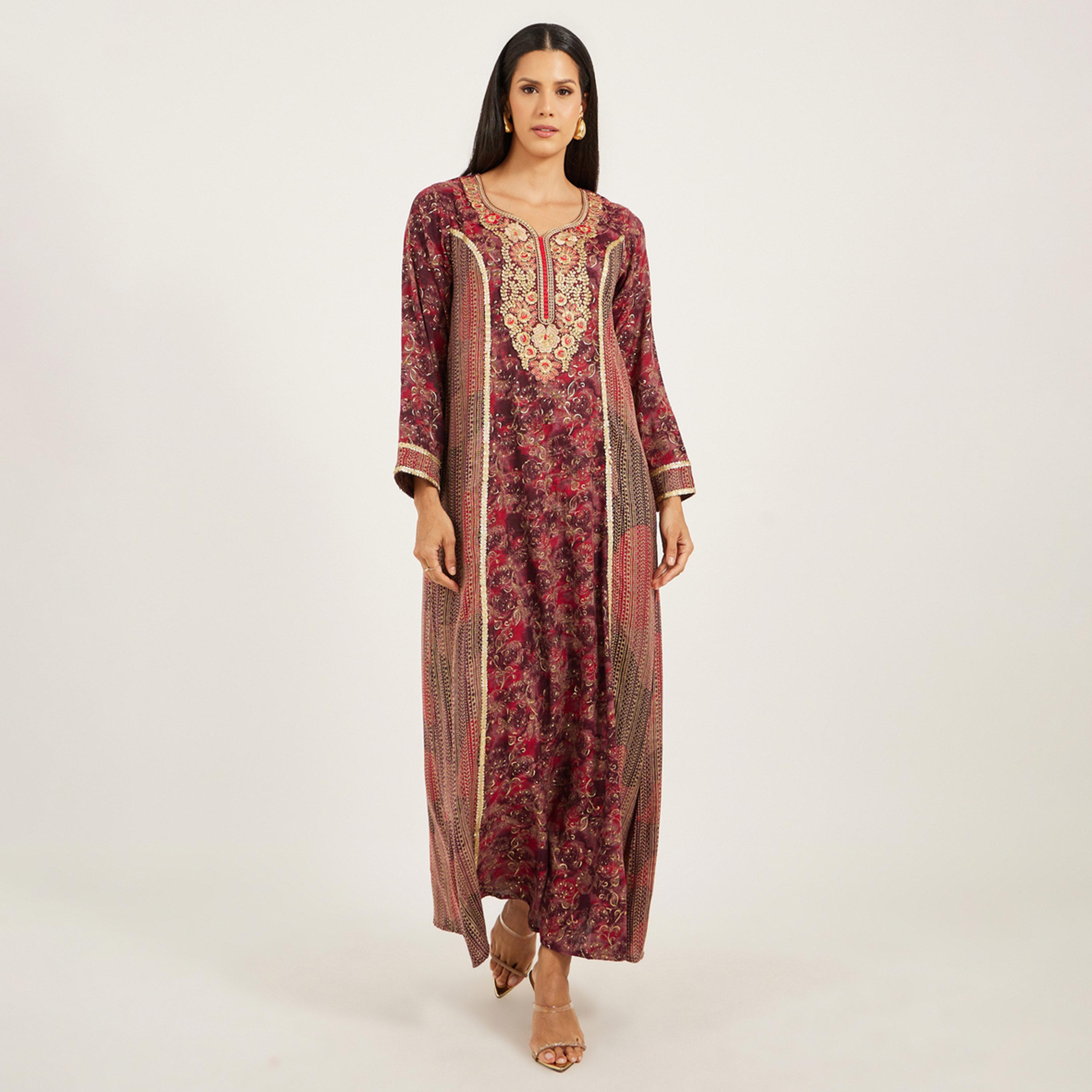 ماكسيم كرييشن × ستايلي - قفطان مطبوع ومطرز بفتحة رقبة على شكل قلب-women-arabicclothing-kaftan-image-1