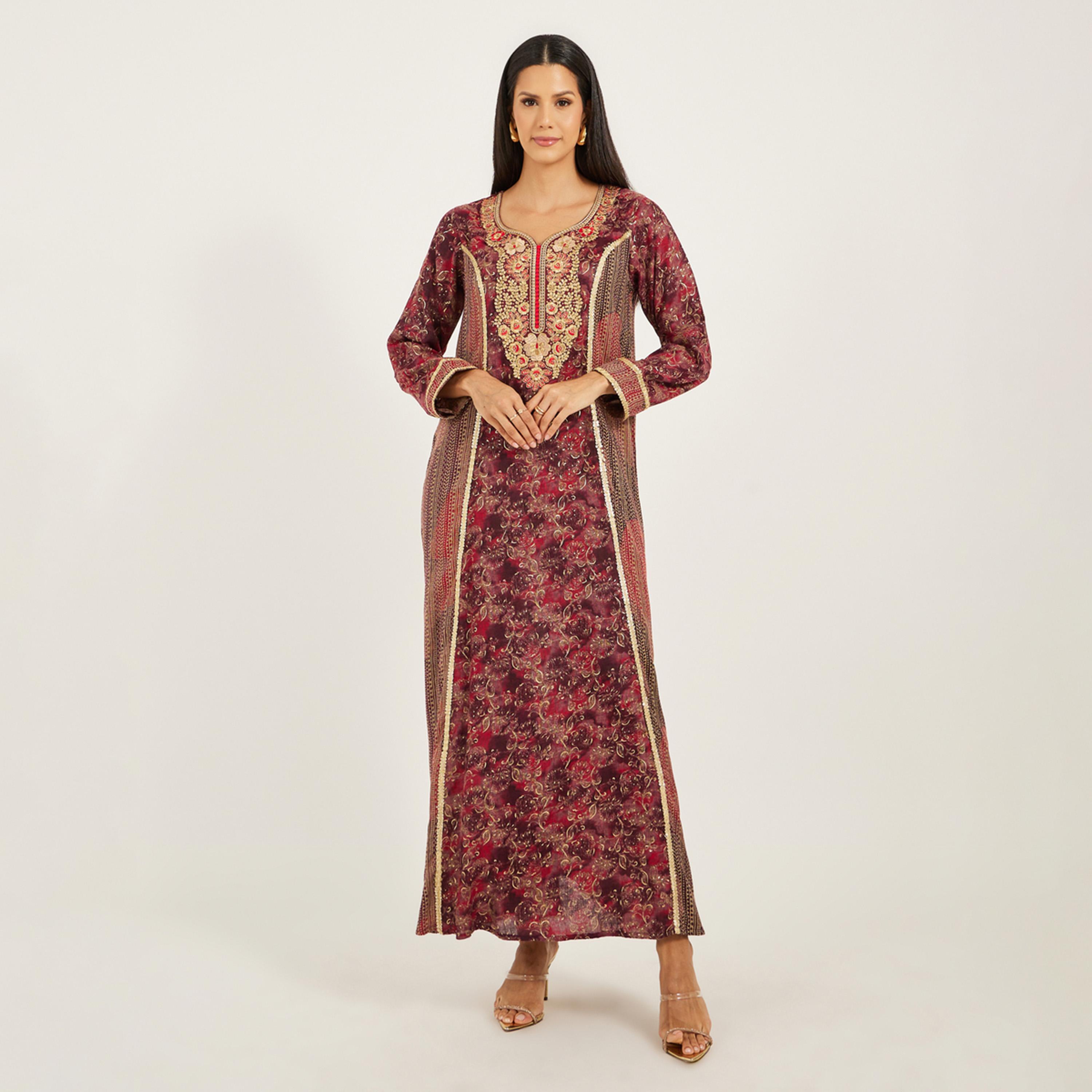 ماكسيم كرييشن × ستايلي - قفطان مطبوع ومطرز بفتحة رقبة على شكل قلب-women-arabicclothing-kaftan-image-2
