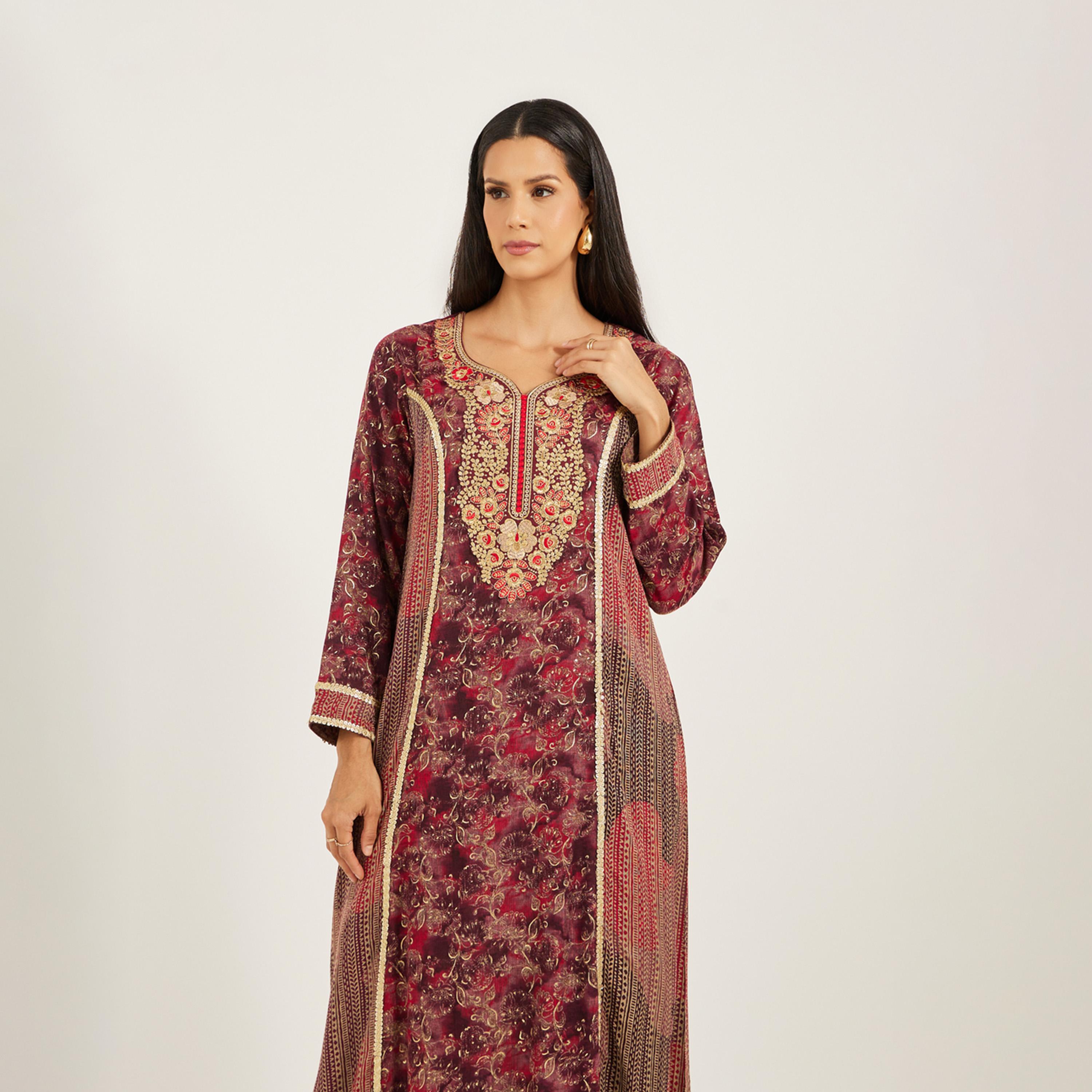 ماكسيم كرييشن × ستايلي - قفطان مطبوع ومطرز بفتحة رقبة على شكل قلب-women-arabicclothing-kaftan-image-3