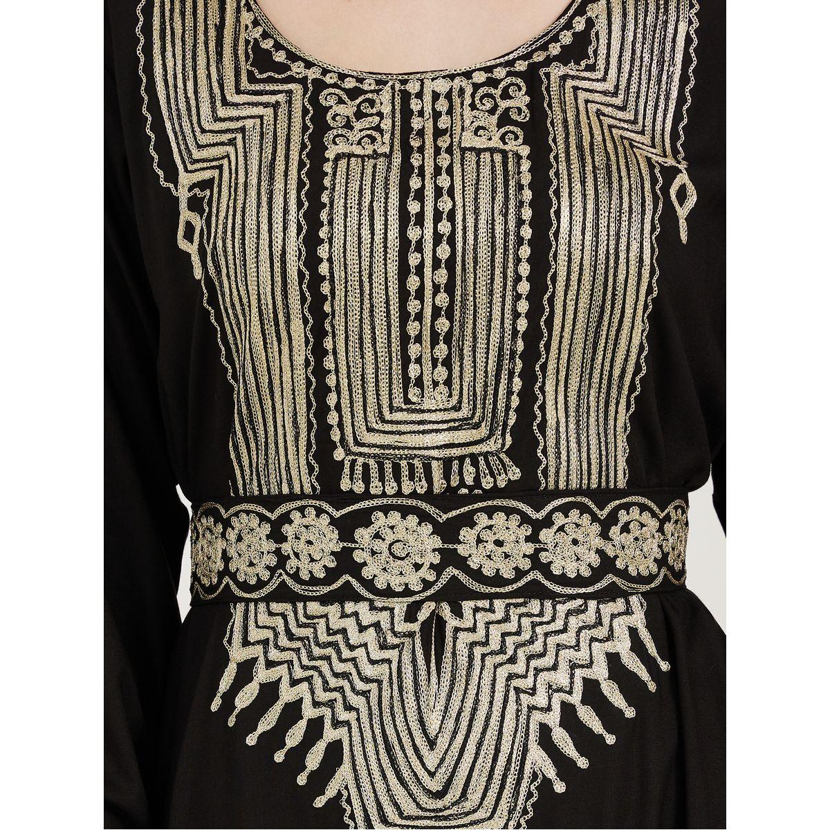 قفطان طويل بياقة سكوب وتفاصيل مُطرّزة ماكسيم كرييشن × ستايلي-women-arabicclothing-kaftan-image-3