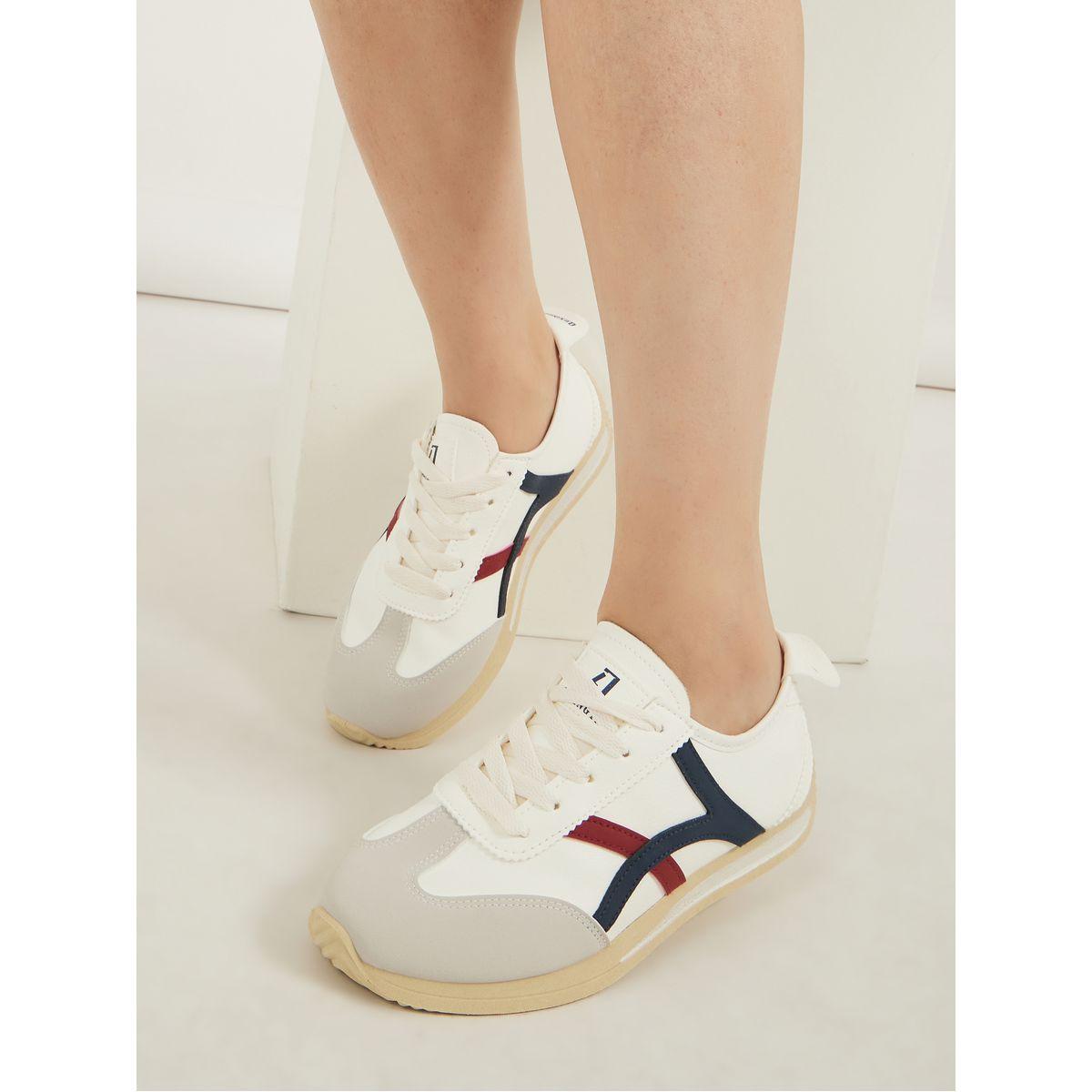 أحذية رياضية مخططة بأربطة-women-shoes-sneakers-image-7