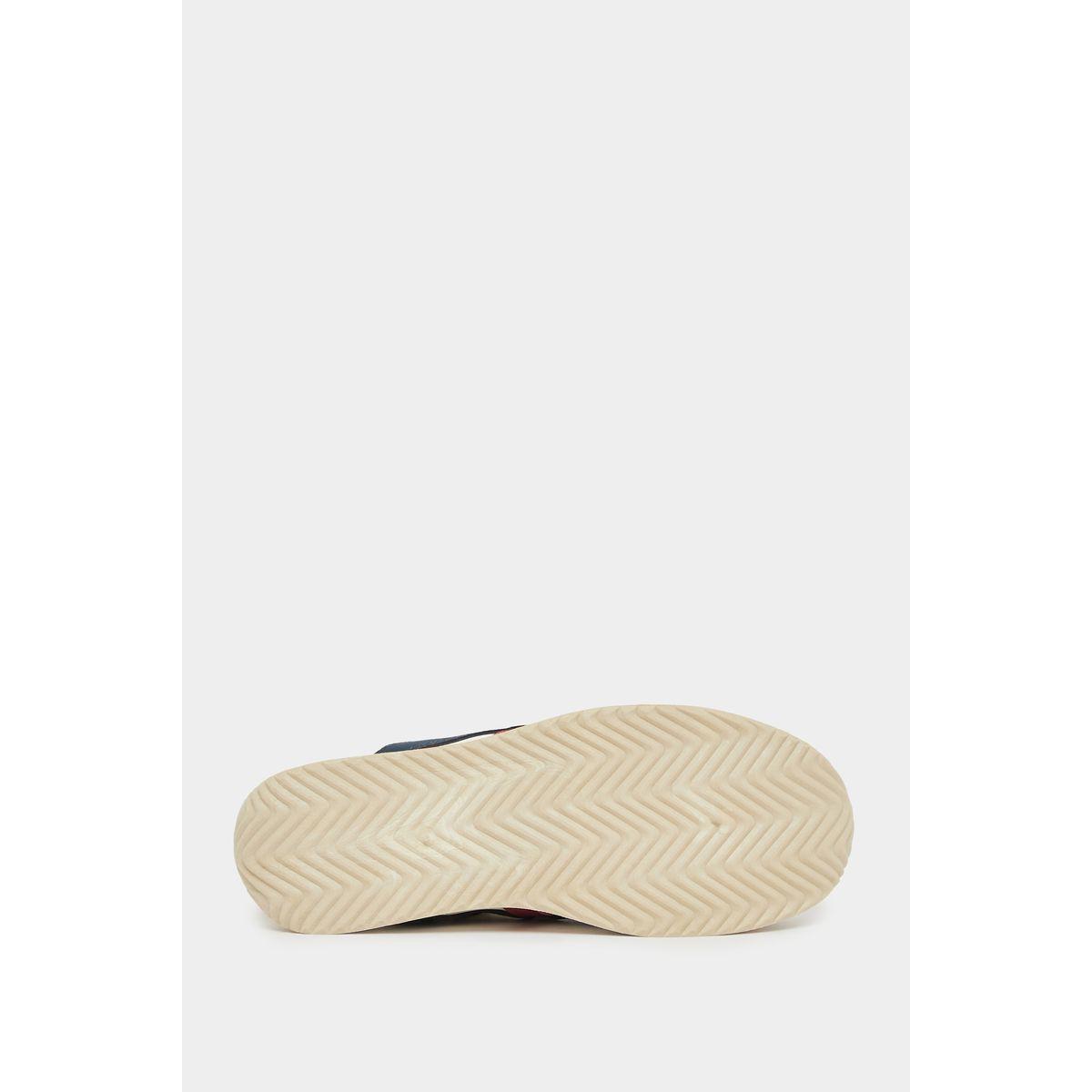 أحذية رياضية مخططة بأربطة-women-shoes-sneakers-image-1