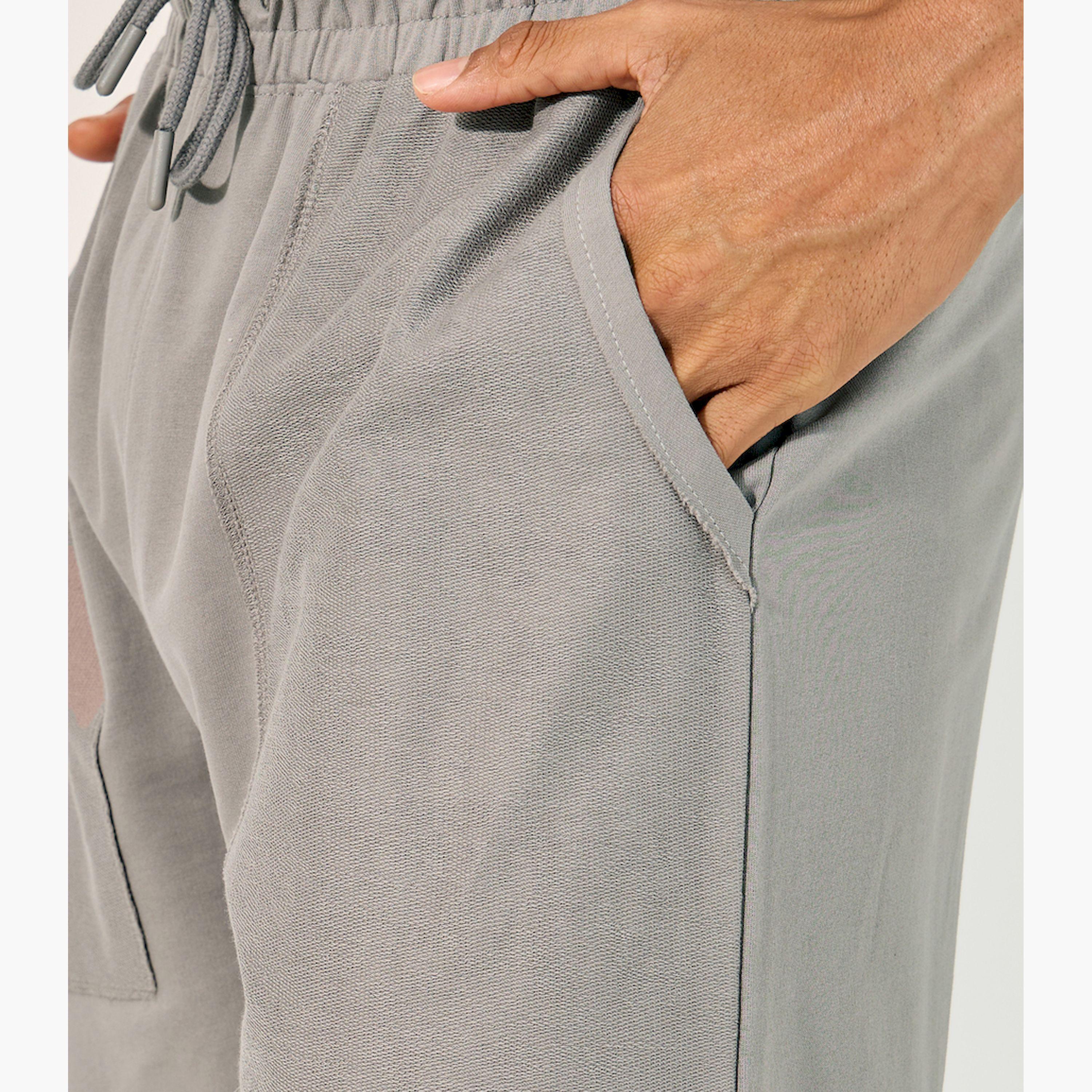 ستايلي - بنطال رياضي بتصميم مريح مع جيب معكوس وحاشية مفتوحة من قماش تيري-men-clothing-bottoms-joggers-image-3