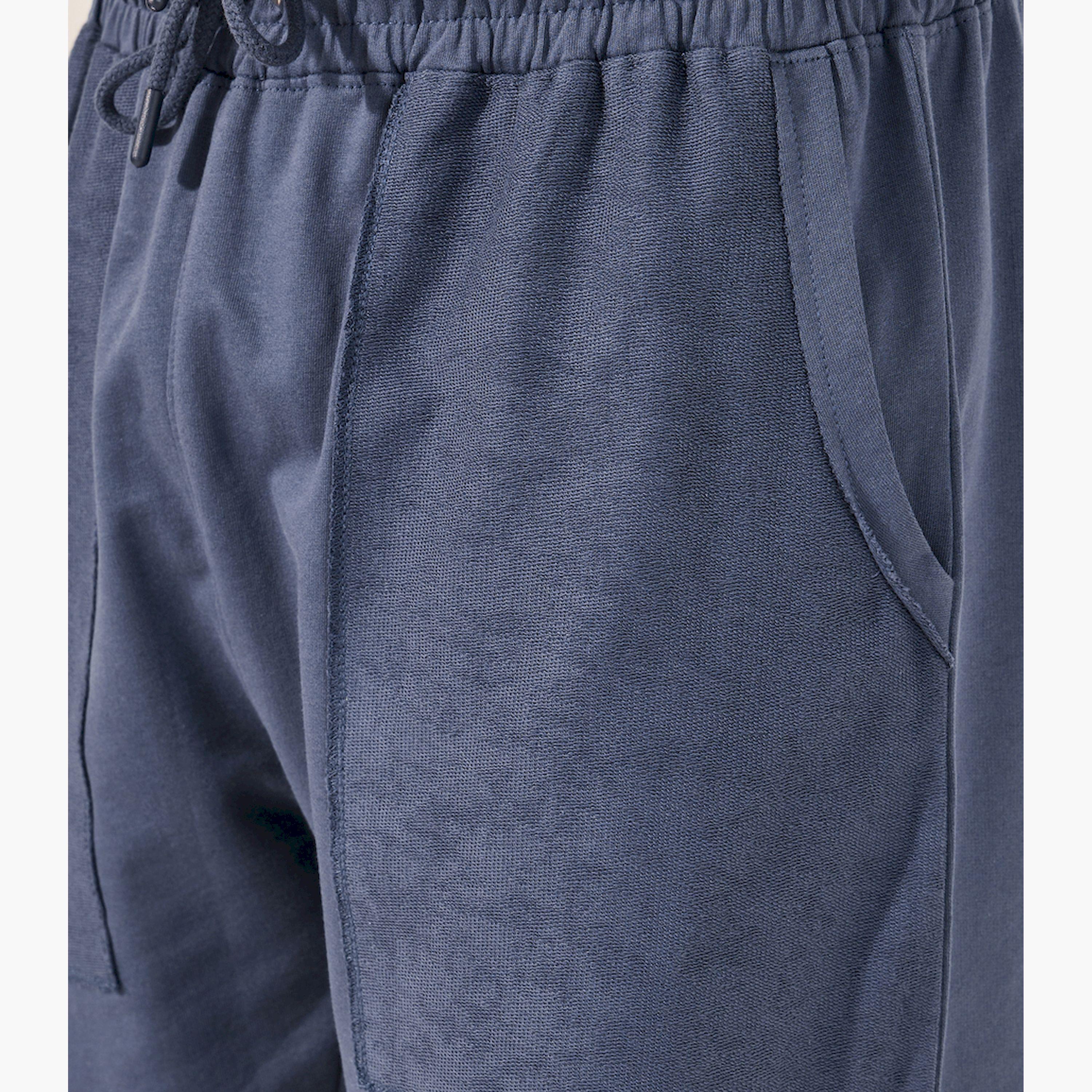 ستايلي - بنطال رياضي بتصميم مريح مع جيب معكوس وحاشية مفتوحة من قماش تيري-men-clothing-bottoms-joggers-image-3