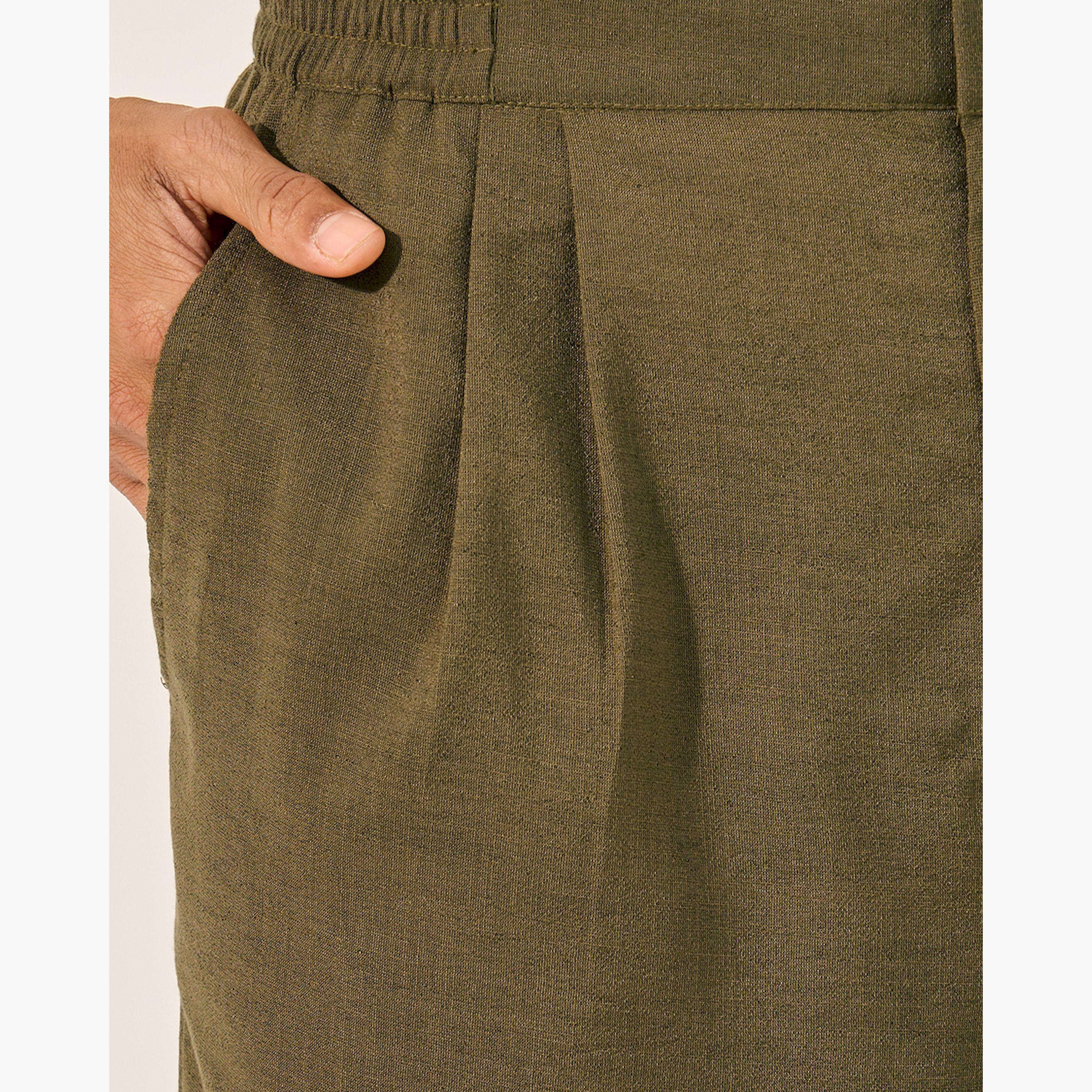 ستايلي - شورت متوسط الارتفاع بقصّة عادية مع كسرات-men-clothing-bottoms-shorts-image-3