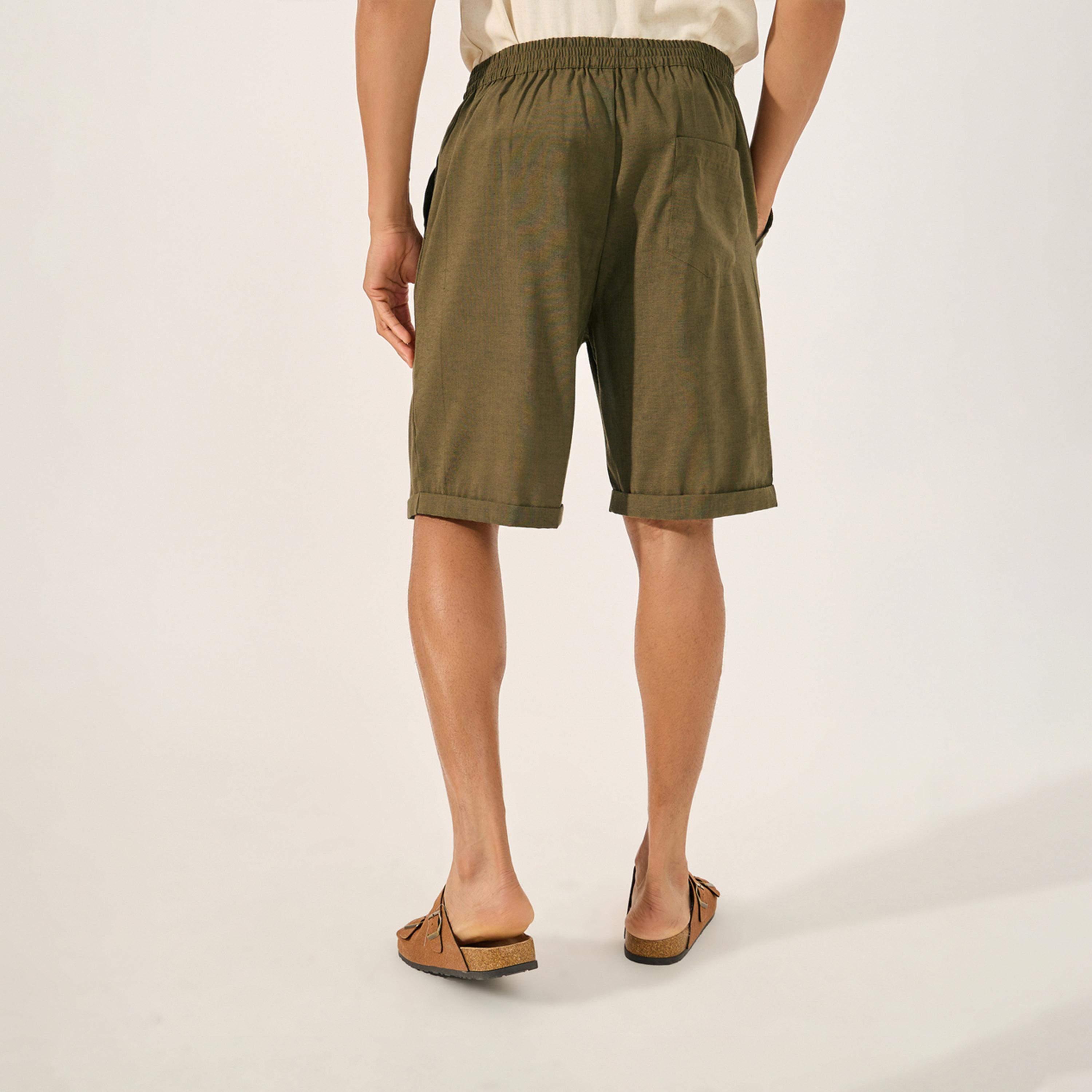 ستايلي - شورت متوسط الارتفاع بقصّة عادية مع كسرات-men-clothing-bottoms-shorts-image-4
