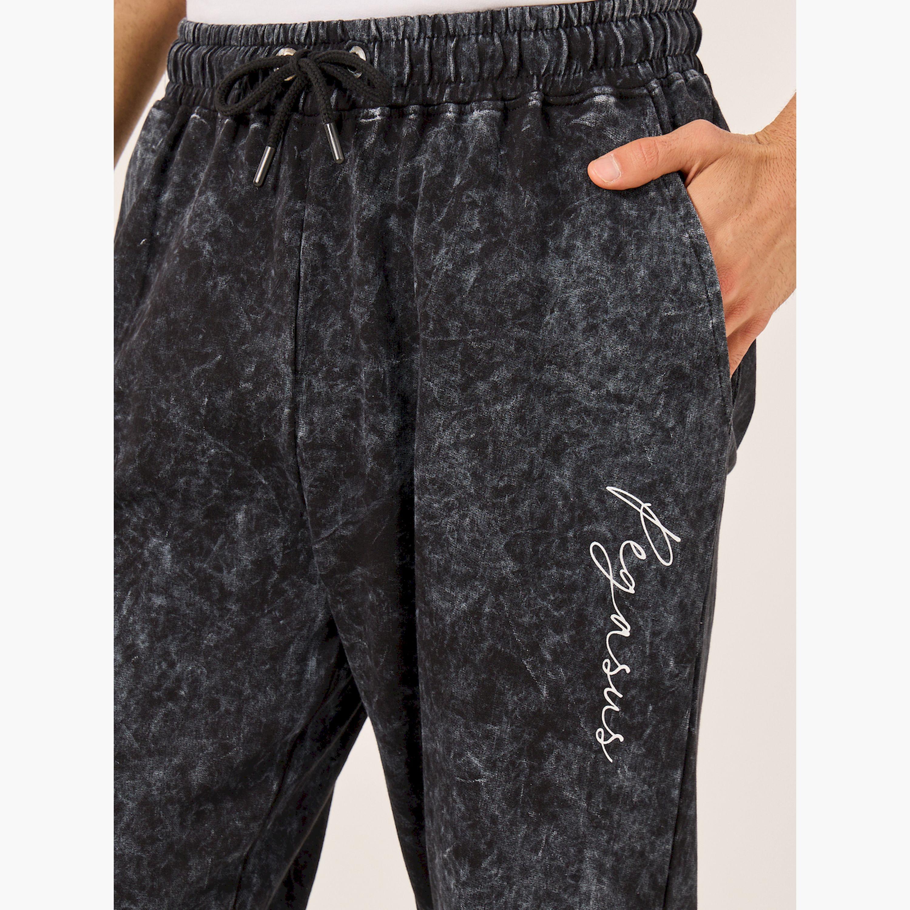 ستايلي - بنطال رياضي من قماش تيري بقصة ضيقة وطبعة شعار مغسول بالحامض-men-clothing-bottoms-joggers-image-4
