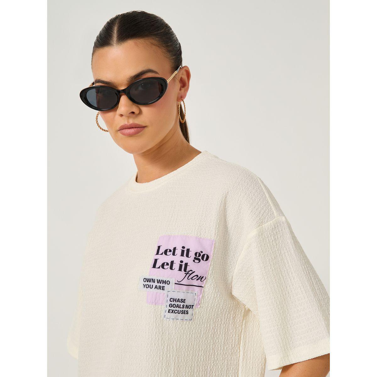 تيشيرت فضفاض بارز الملمس بطبعة مُرقعة-women-clothing-tshirts-image-4