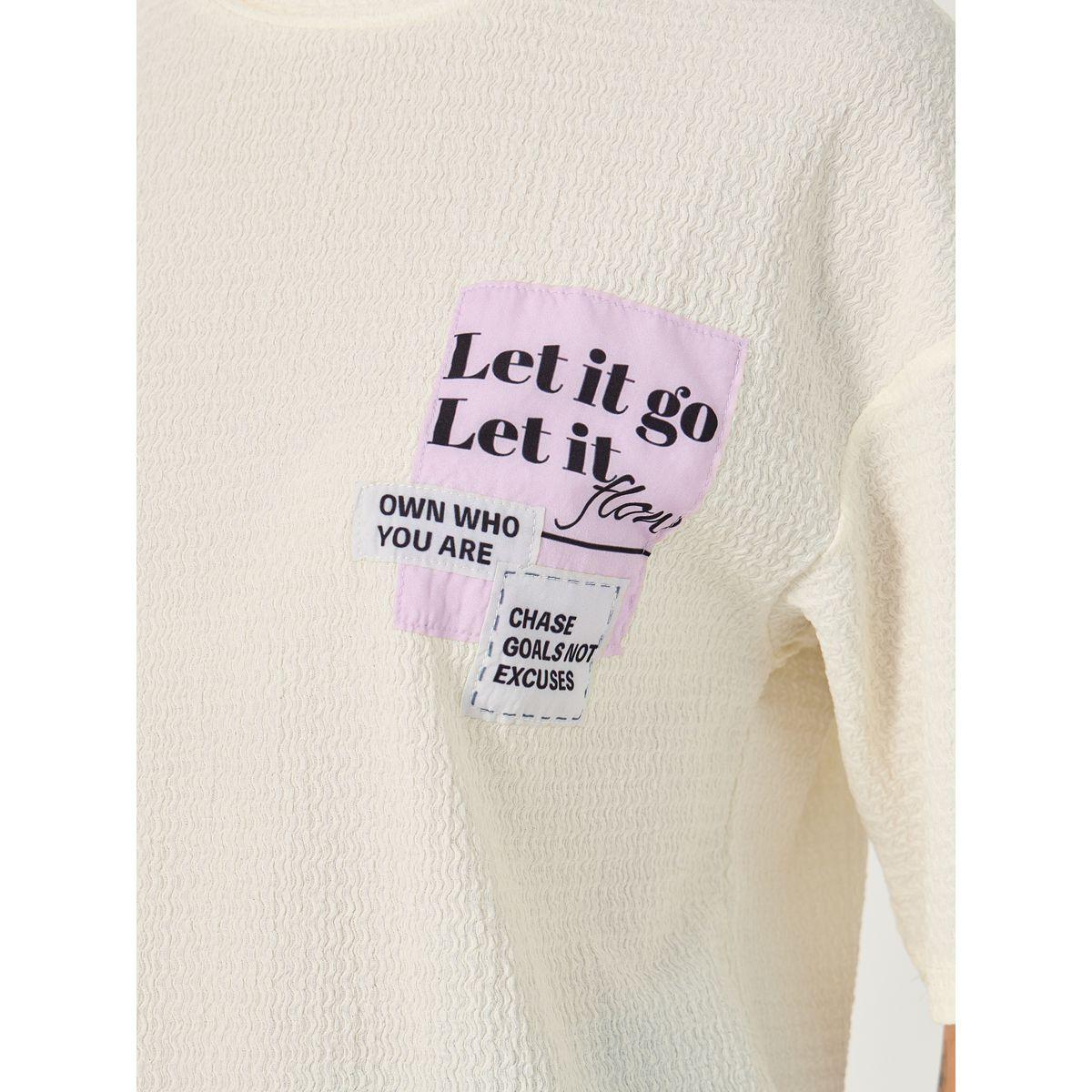 تيشيرت فضفاض بارز الملمس بطبعة مُرقعة-women-clothing-tshirts-image-5