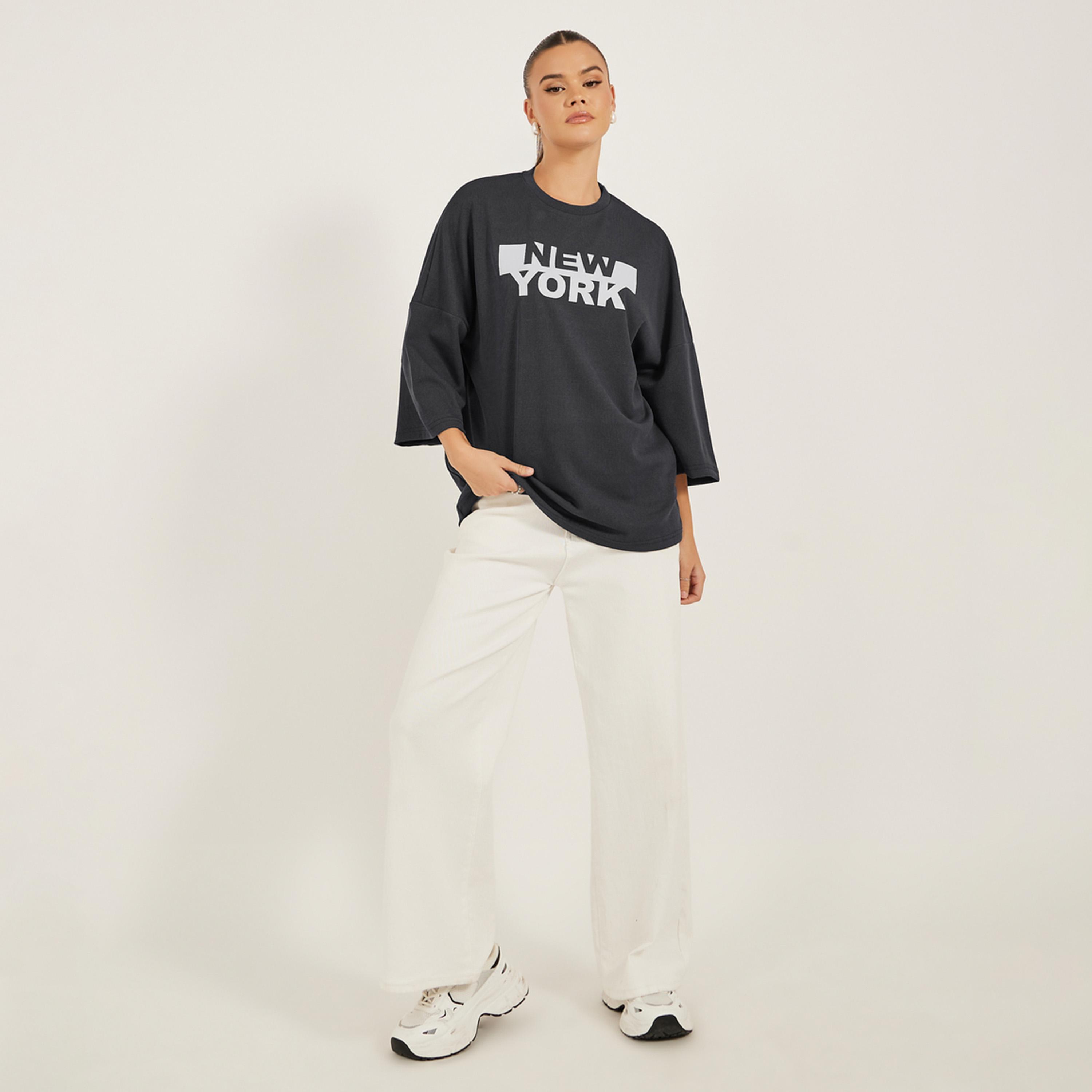 ستايلي - تي شيرت كبير الحجم بطباعة شعار نيويورك وأكتاف منسدلة-women-clothing-tshirts-image-2