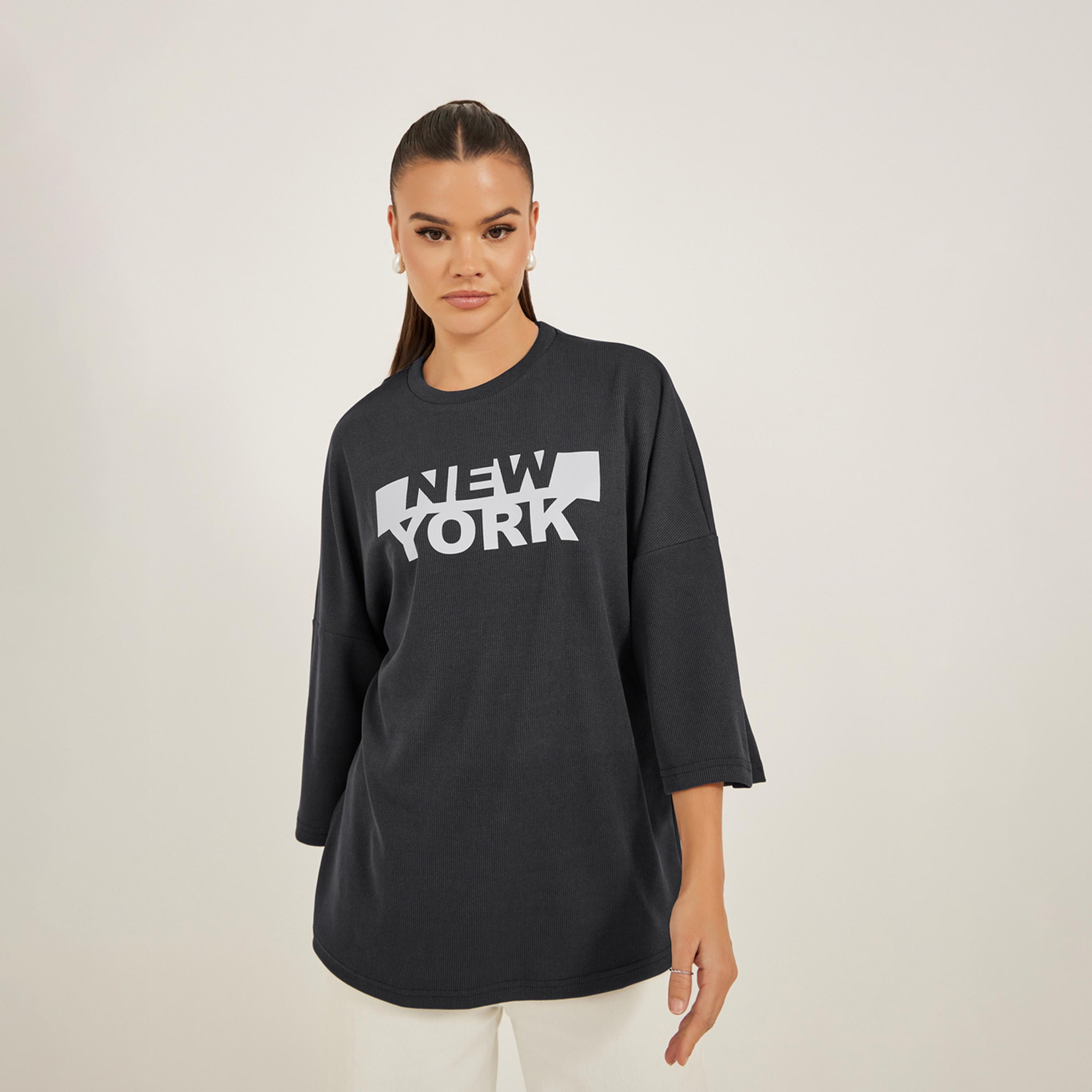 ستايلي - تي شيرت كبير الحجم بطباعة شعار نيويورك وأكتاف منسدلة-women-clothing-tshirts-image-3