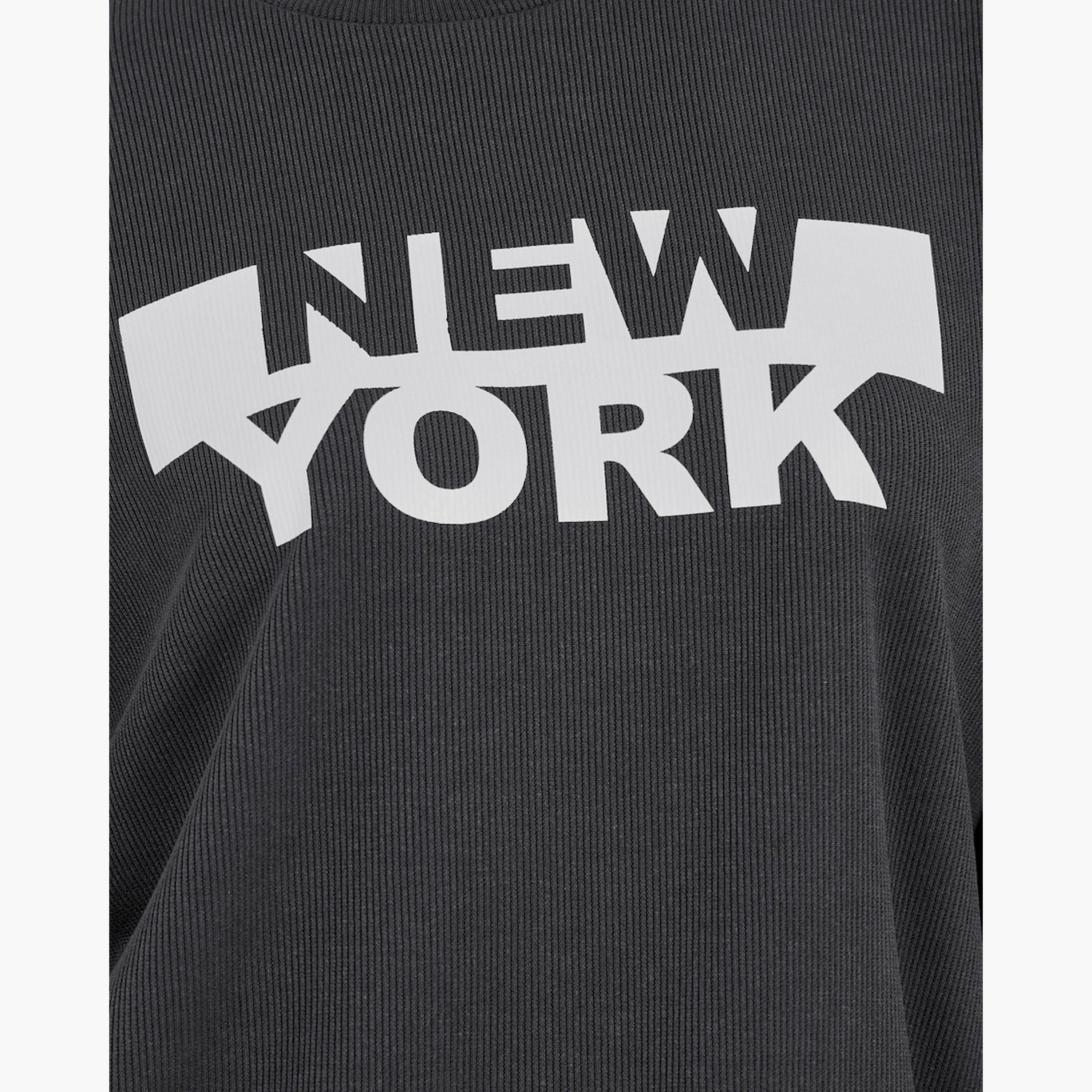 ستايلي - تي شيرت كبير الحجم بطباعة شعار نيويورك وأكتاف منسدلة-women-clothing-tshirts-image-4