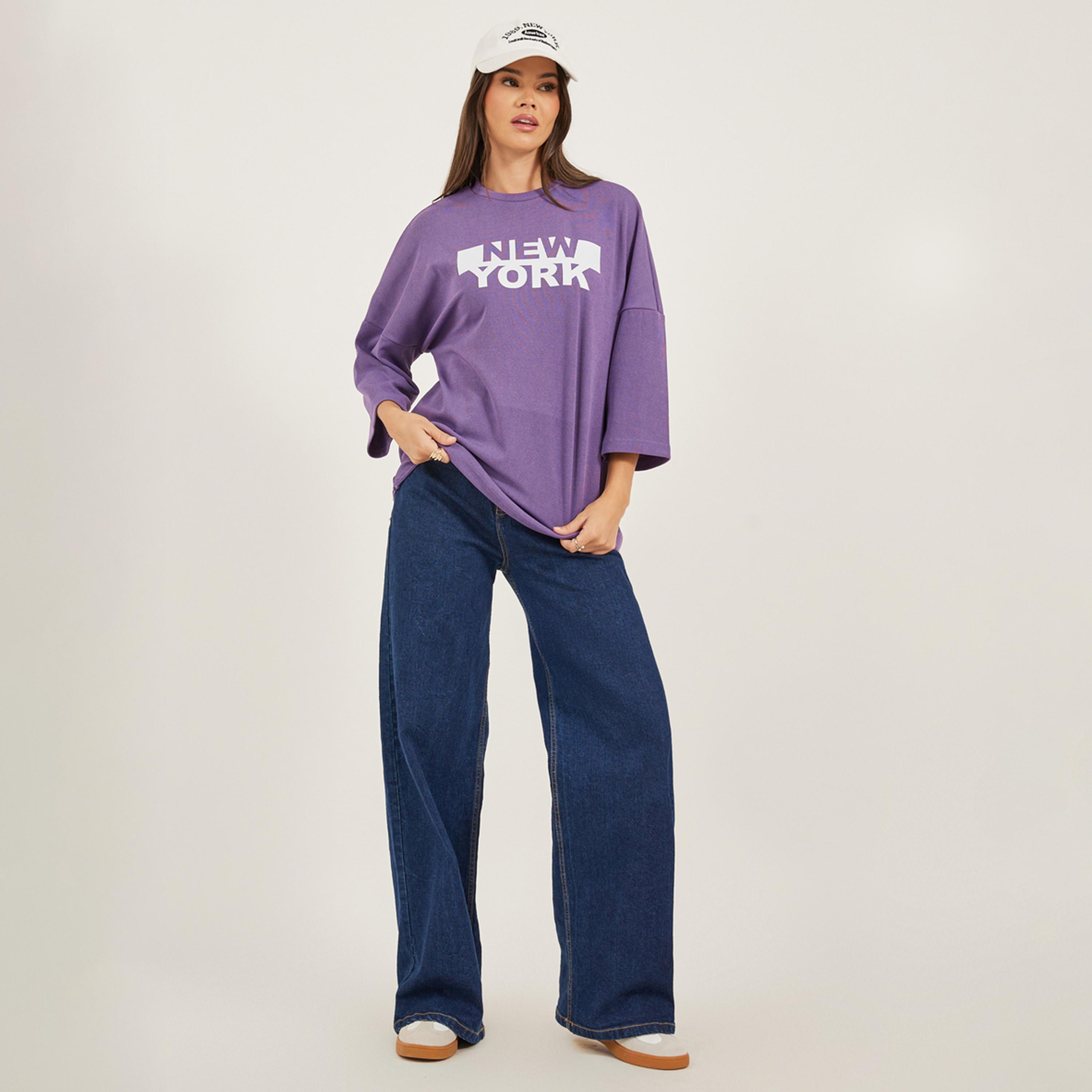 ستايلي - تي شيرت كبير الحجم بطباعة شعار وأكتاف منسدلة-women-clothing-tshirts-image-2