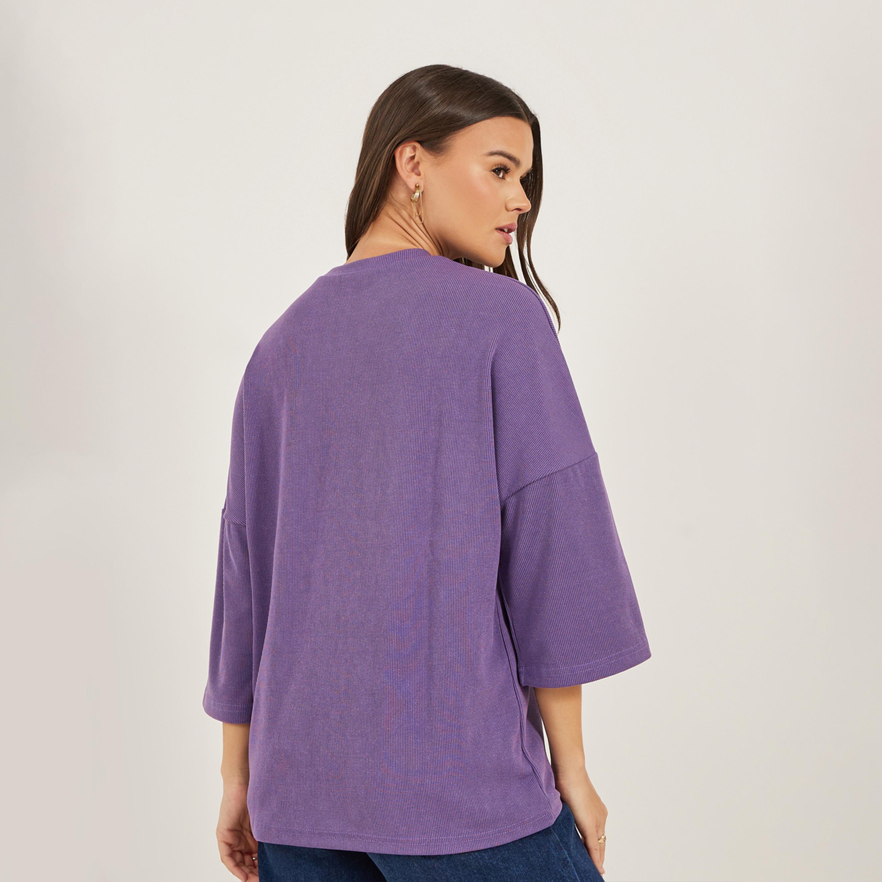 ستايلي - تي شيرت كبير الحجم بطباعة شعار وأكتاف منسدلة-women-clothing-tshirts-image-4