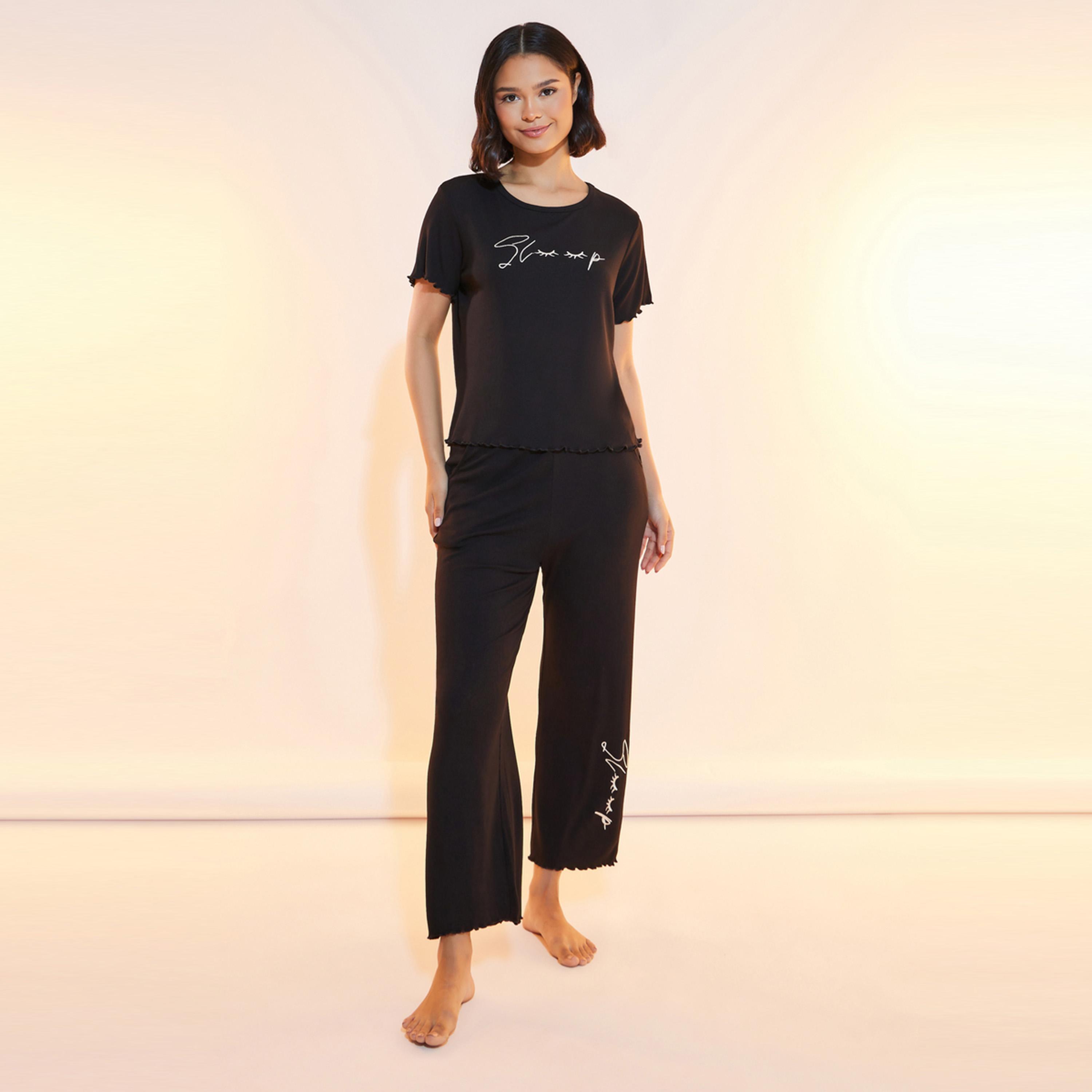 طقم من بنطال بيجاما مع تيشيرت بكتابة مُطرّزة-women-clothing-nightwear-pyjamas-longsets-image-1