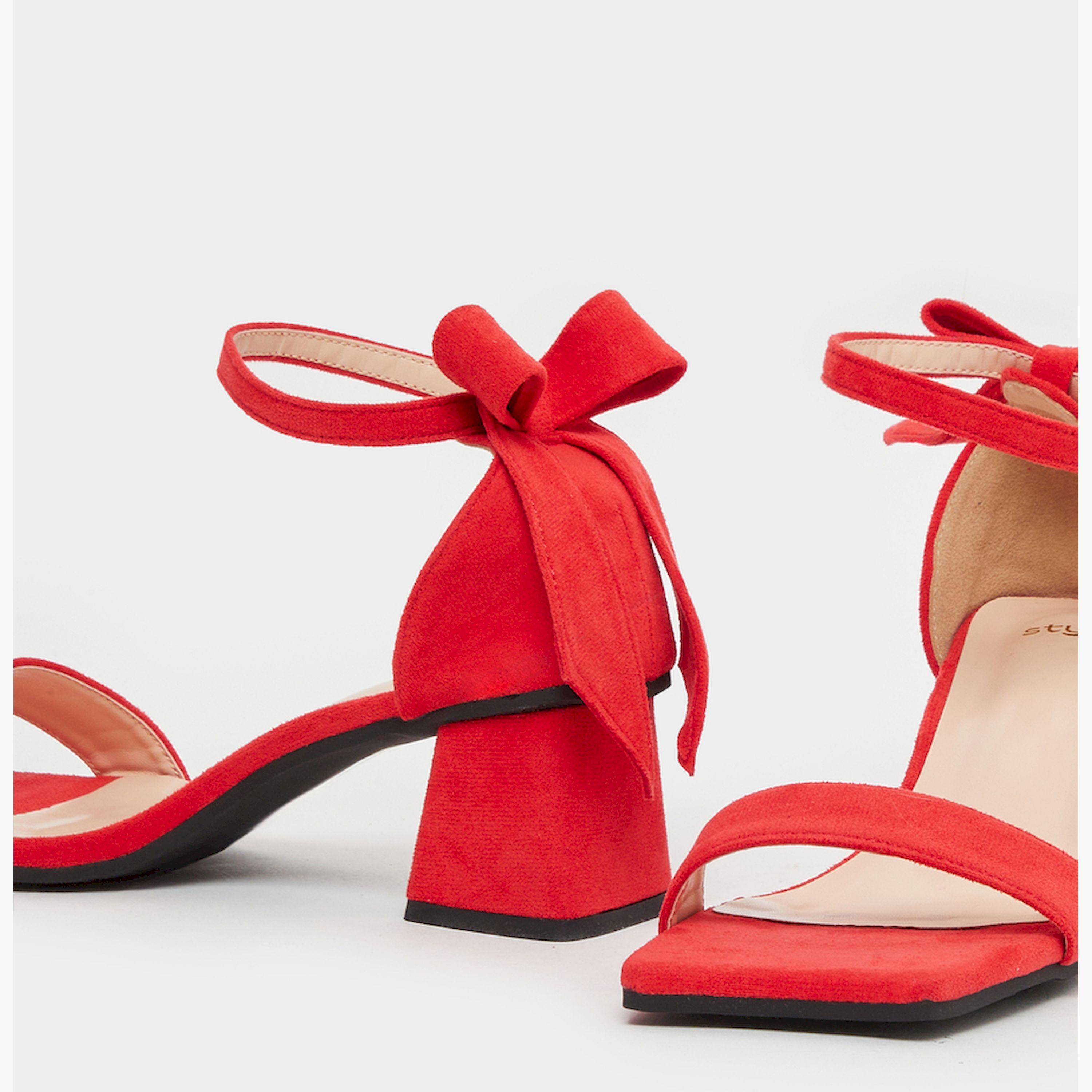 ستايلي - صندل بكعب عريض وحزام للكاحل وتفاصيل فيونكة من الخلف-women-shoes-sandals-heeled-image-3