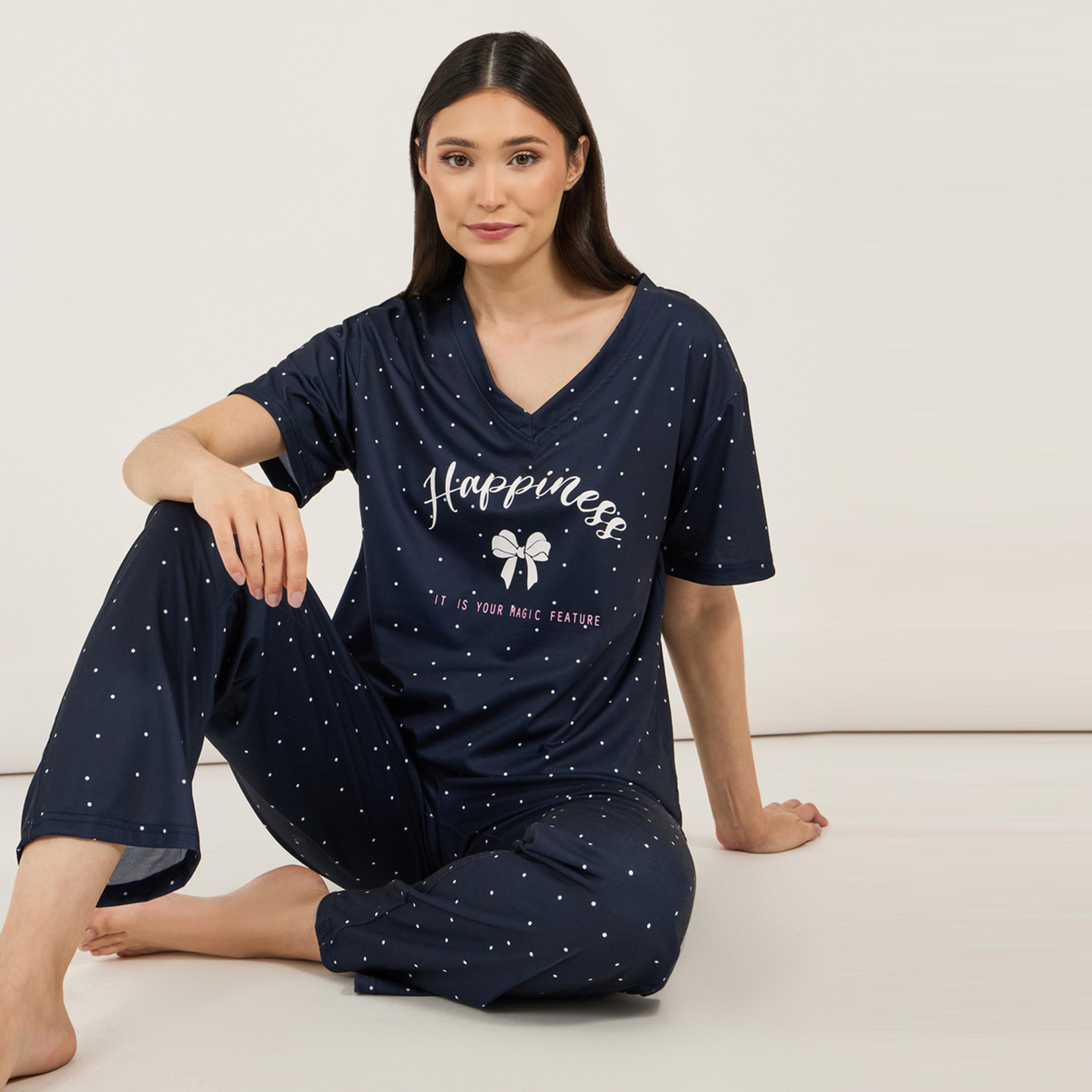 ستايلي - طقم تي شيرت بشعار وفتحة V مع بنطال بيجامة منقط أنوايند-women-clothing-nightwear-pyjamas-longsets-image-1
