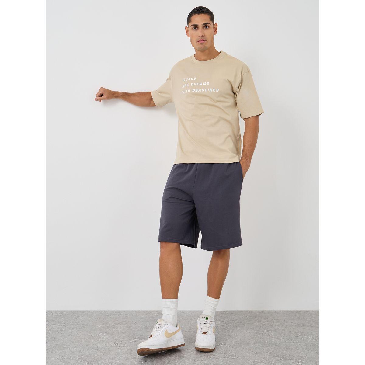 طقم منسق من شورت وتيشيرت فضفاض بطبعة كتابة-men-clothing-coordsets-image-1