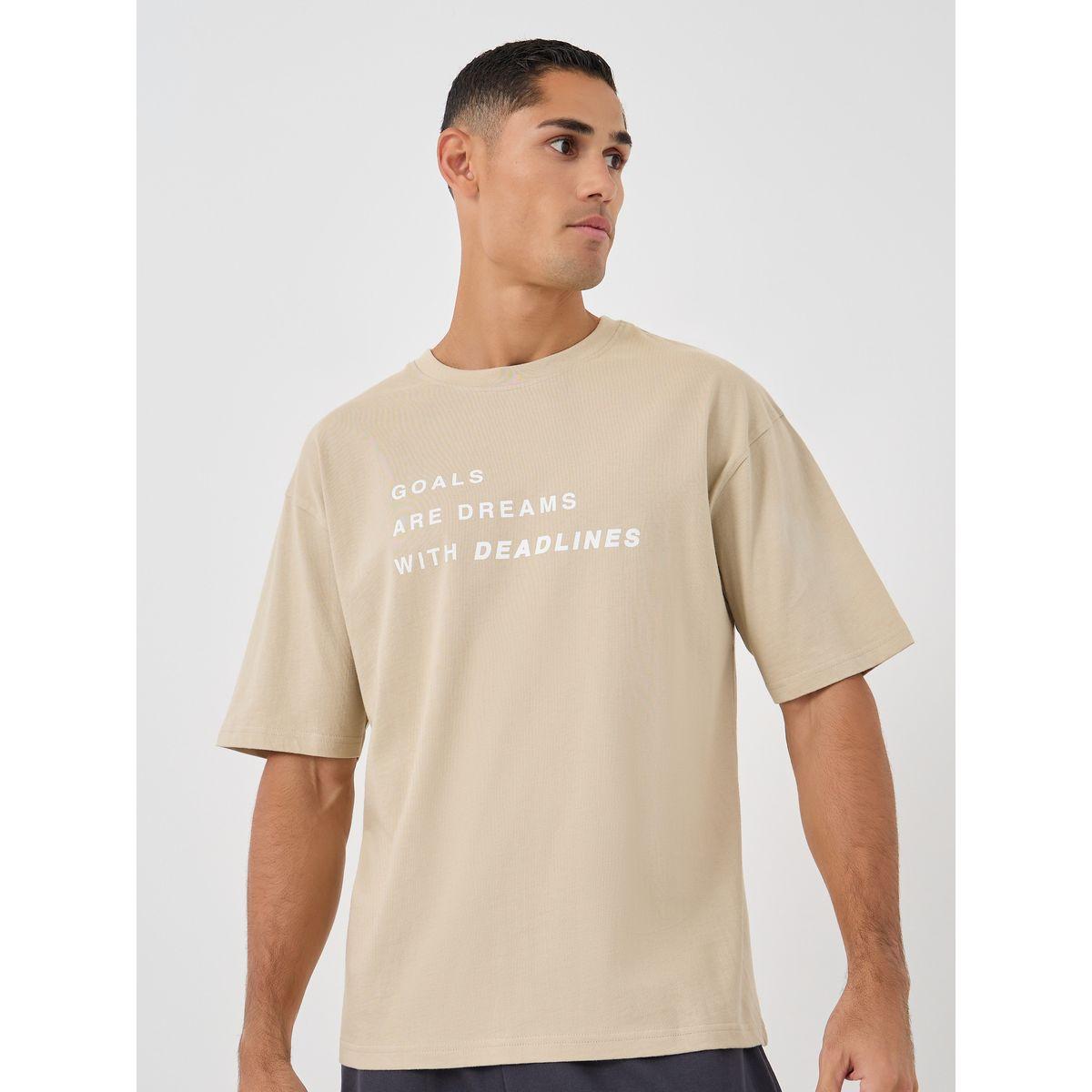 طقم منسق من شورت وتيشيرت فضفاض بطبعة كتابة-men-clothing-coordsets-image-2