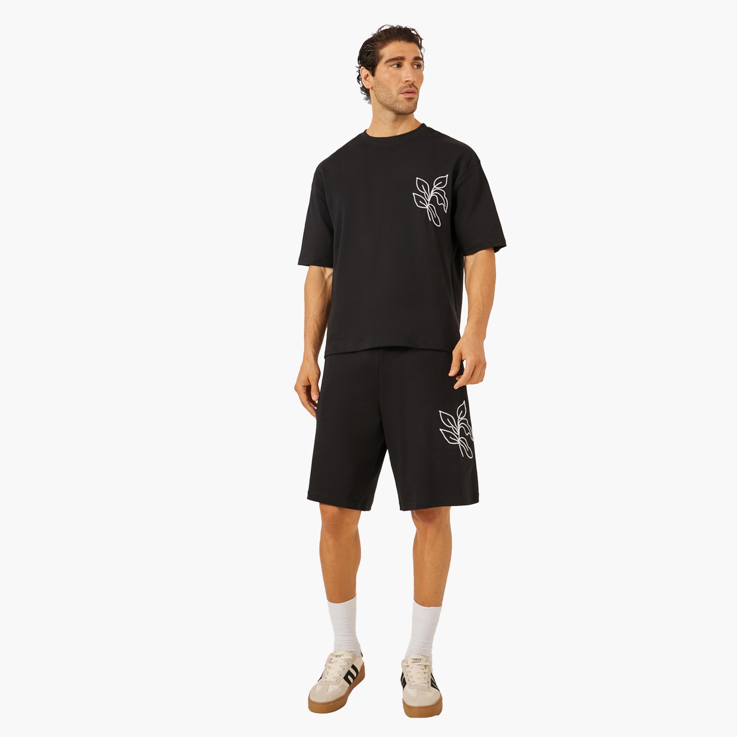ستايلي-  تي شيرت وشورت مطرزان كبيران الحجم-men-clothing-coordsets-image-1