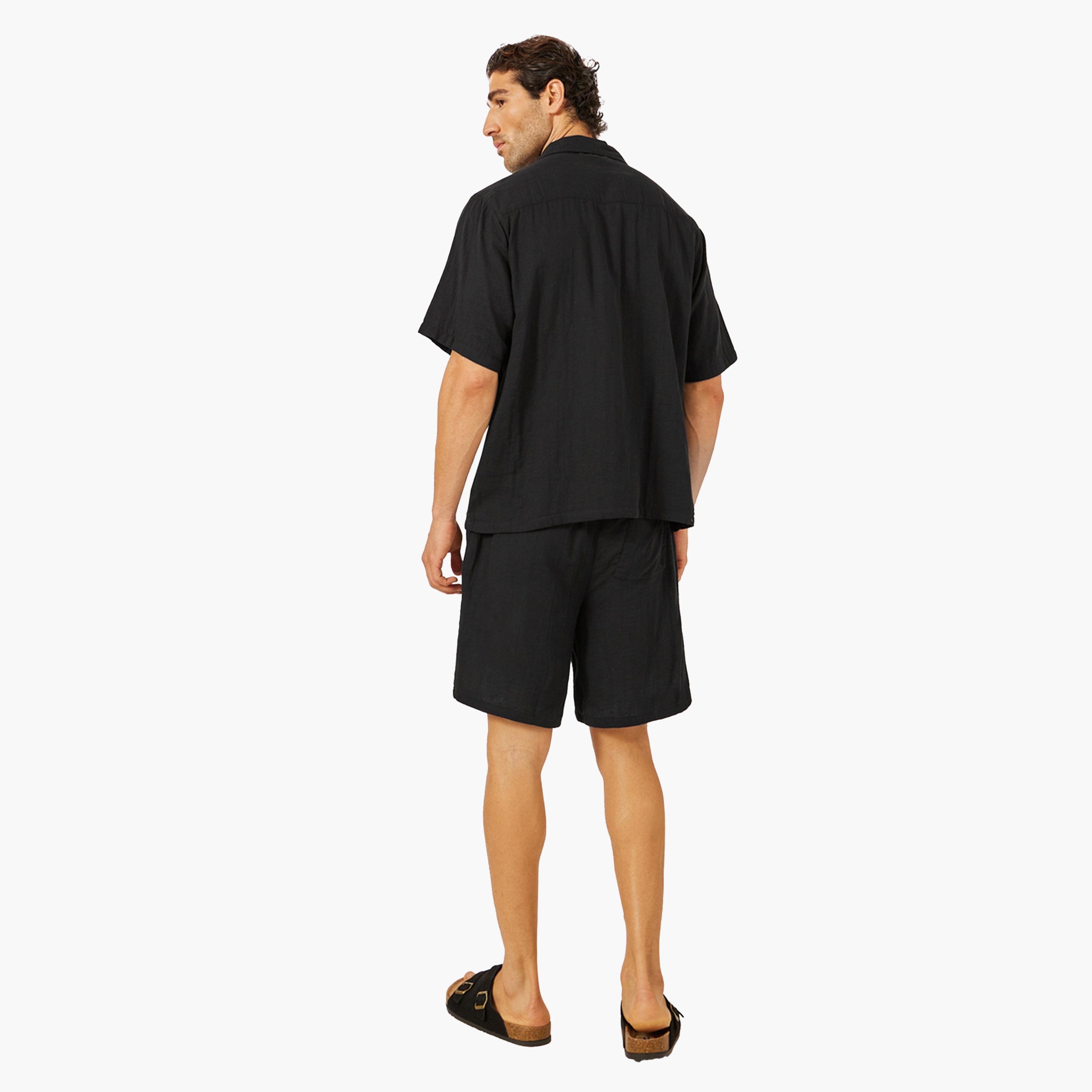 ستايلي - طقم قميص سادة بأكمام قصيرة وقصة مريحة مع شورت-men-clothing-coordsets-image-4