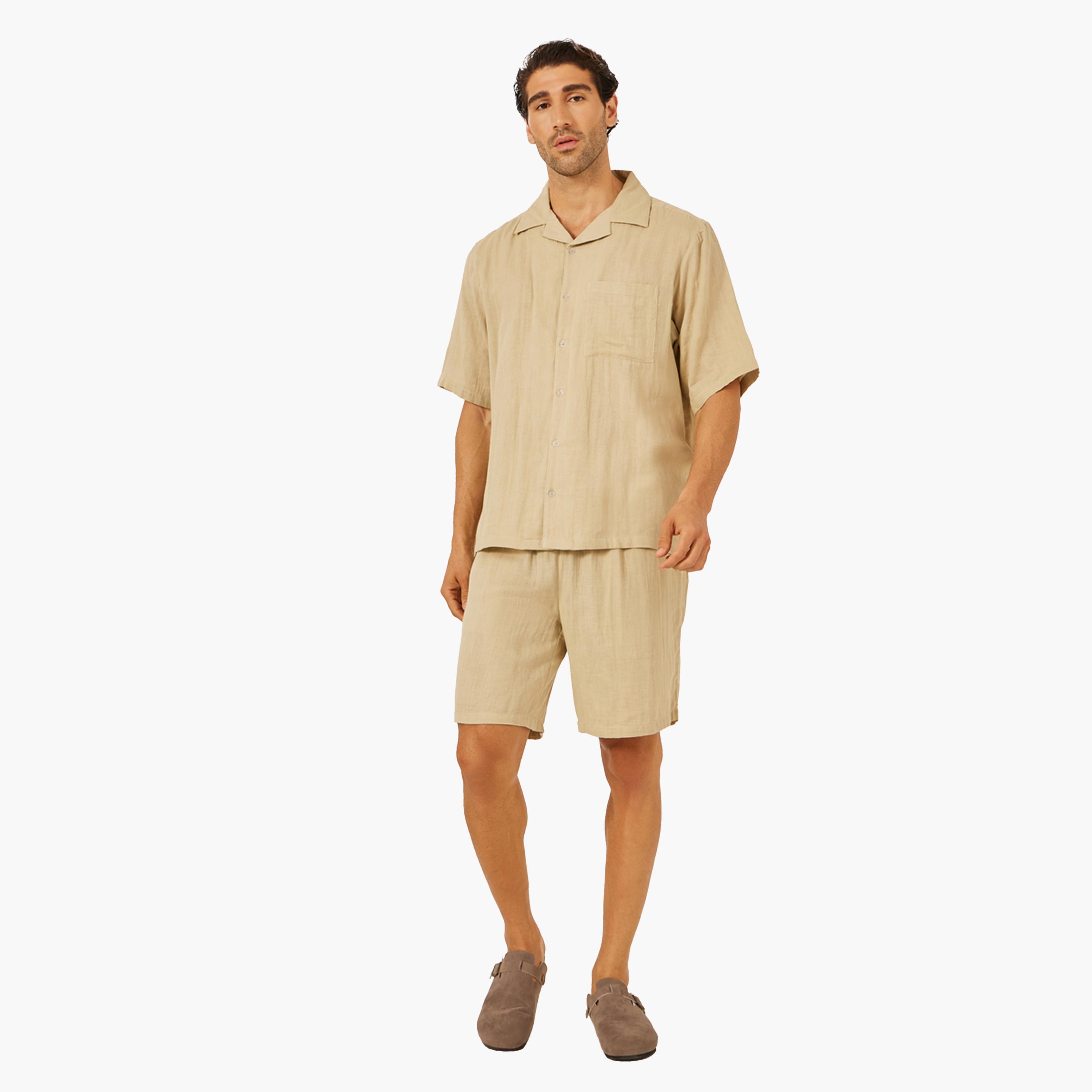 ستايلي - طقم قميص سادة بأكمام قصيرة وقصة مريحة مع شورت-men-clothing-coordsets-image-1