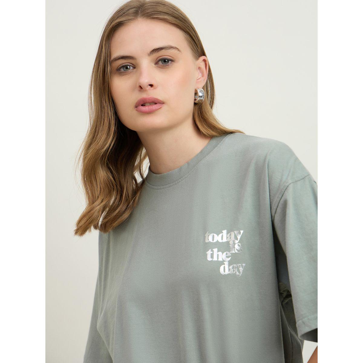 تيشيرت فضفاض وطويل بطبعة كتابة-women-clothing-tshirts-image-4